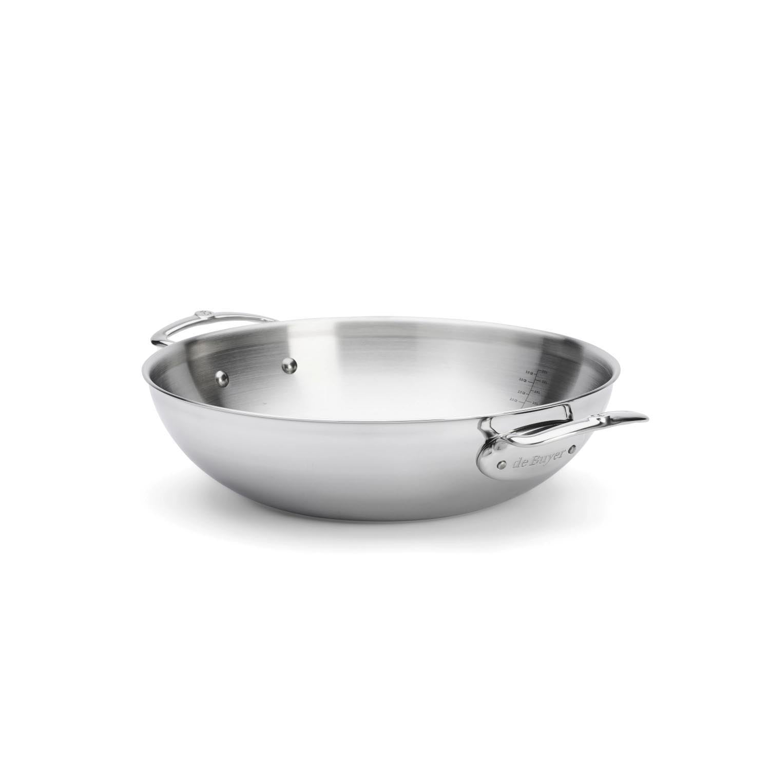 Eleganter Edelstahl-Wok von de Buyer, 32 cm, mit zwei Griffen, perfekt für gleichmäßiges Garen und vielseitige Kochanwendungen.