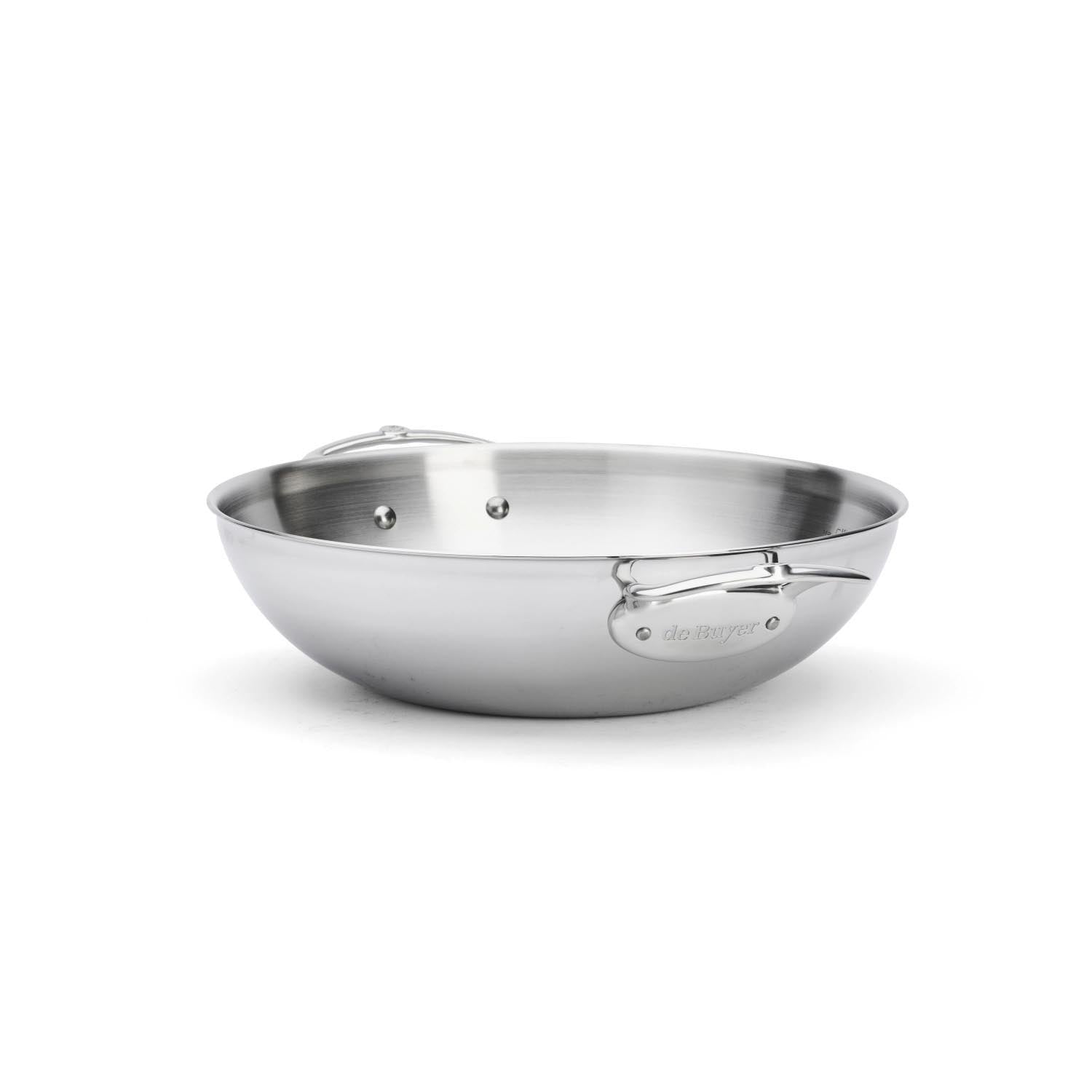 Hochwertiger Edelstahl-Wok von de Buyer, 32 cm, mit zwei Griffen, ideal für gleichmäßiges Kochen und vielseitige Gerichte.
