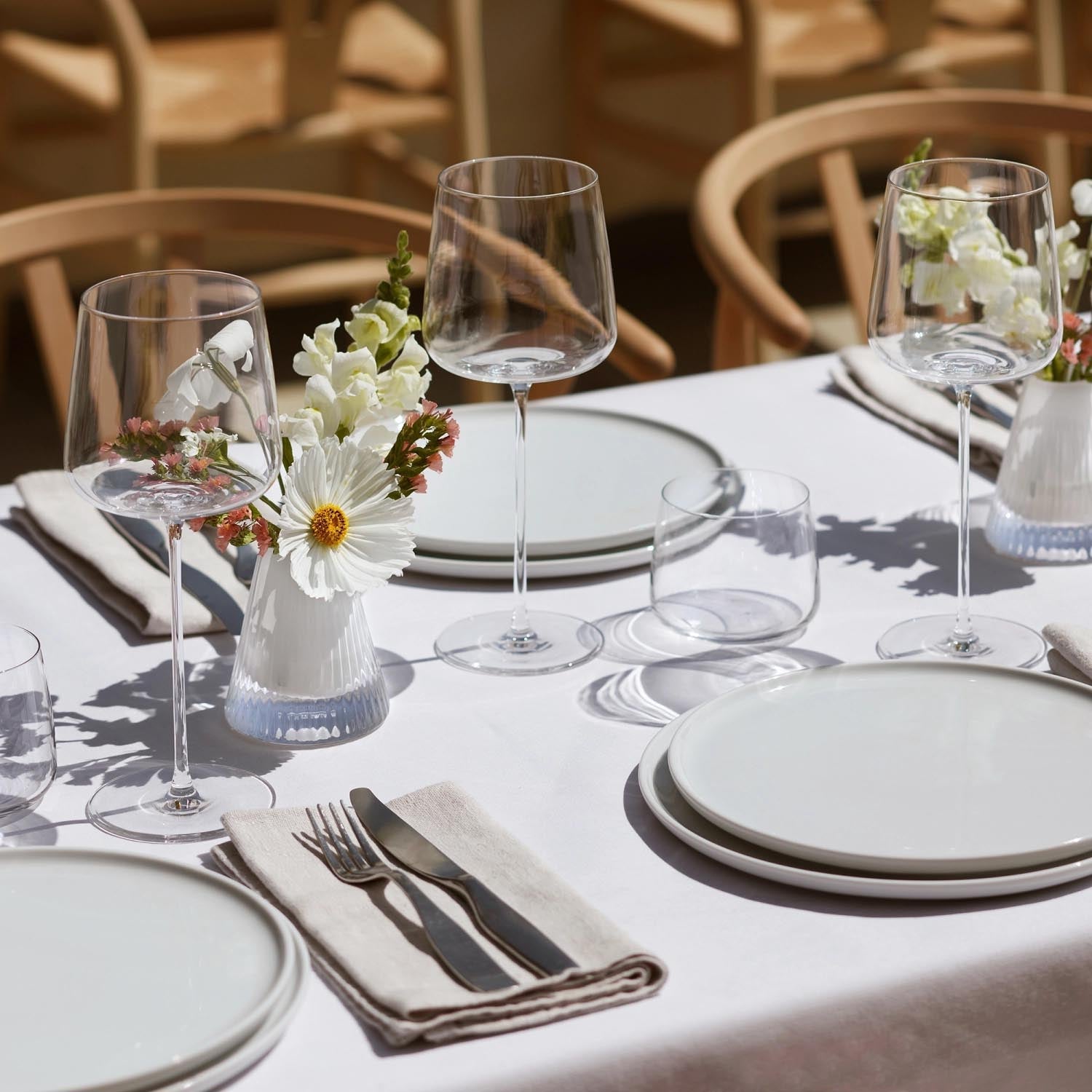 Set aus zwei flachen, weißen Tellern von LSA, 26 cm Durchmesser, perfekt für elegante Tischgestaltung und vielseitige Verwendung.
