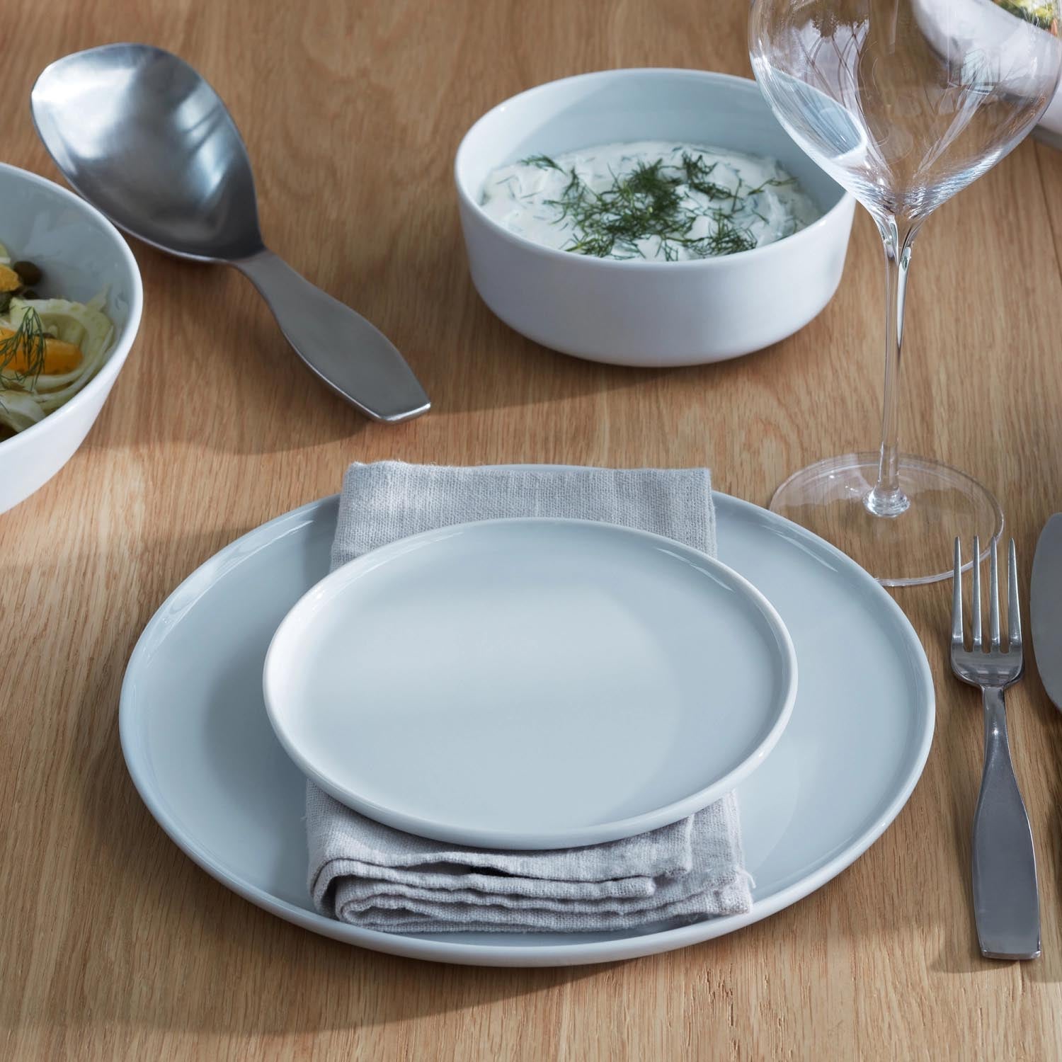 Elegantes 2er Set flacher Teller von LSA, 26 cm, in Weiß. Ideal für stilvolle Tischdekoration und vielseitige Nutzung.