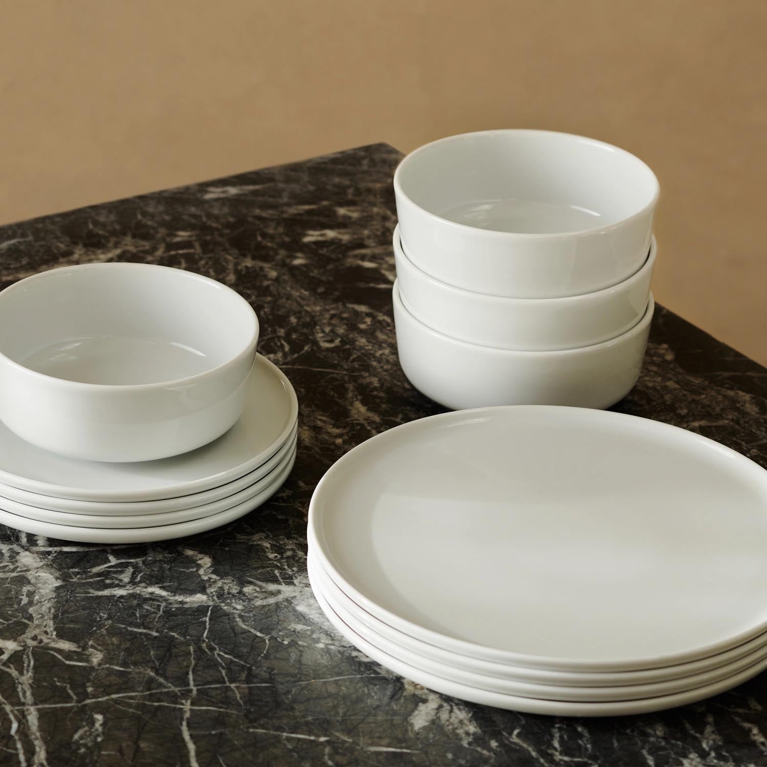 Elegantes 2er Set flacher Teller von LSA, 26 cm, in Weiß. Ideal für stilvolle Tischdekoration und vielseitige Nutzung.