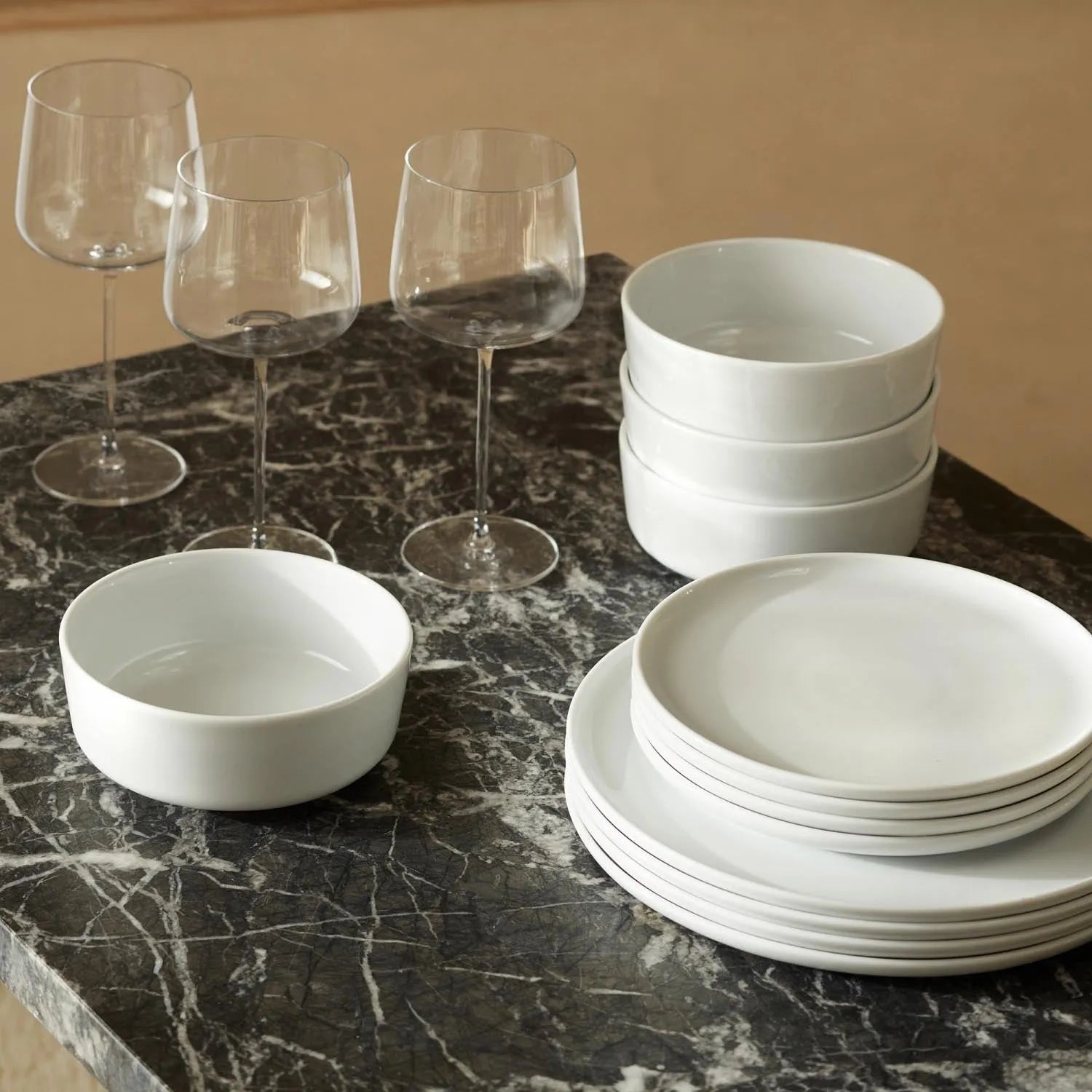 Elegantes 2er Set weiße Schalen (15 cm) von LSA, ideal für stilvolles Servieren und moderne Tischgestaltung.