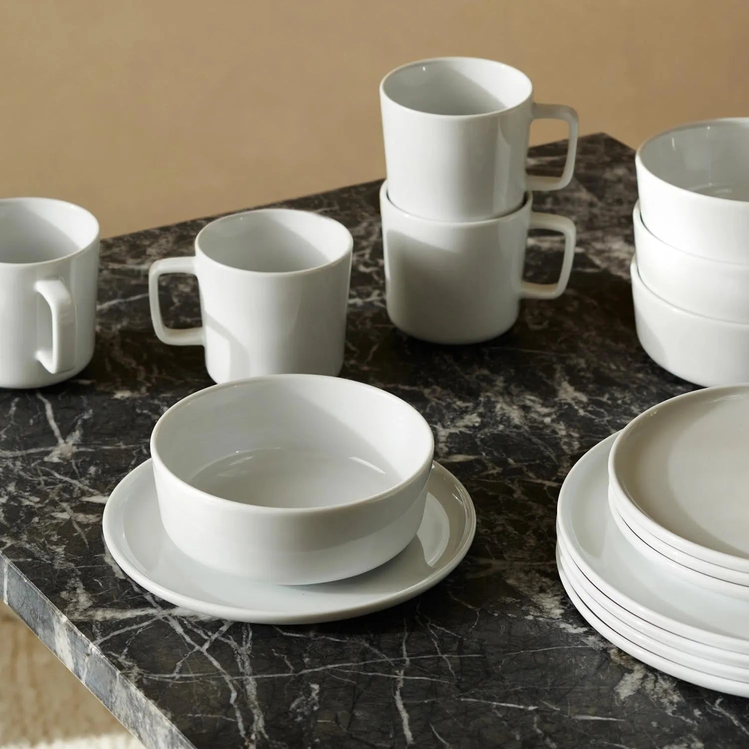 Set aus zwei weißen Schalen (15 cm) von LSA, perfekt für modernes Servieren und stilvolle Tischdekoration.