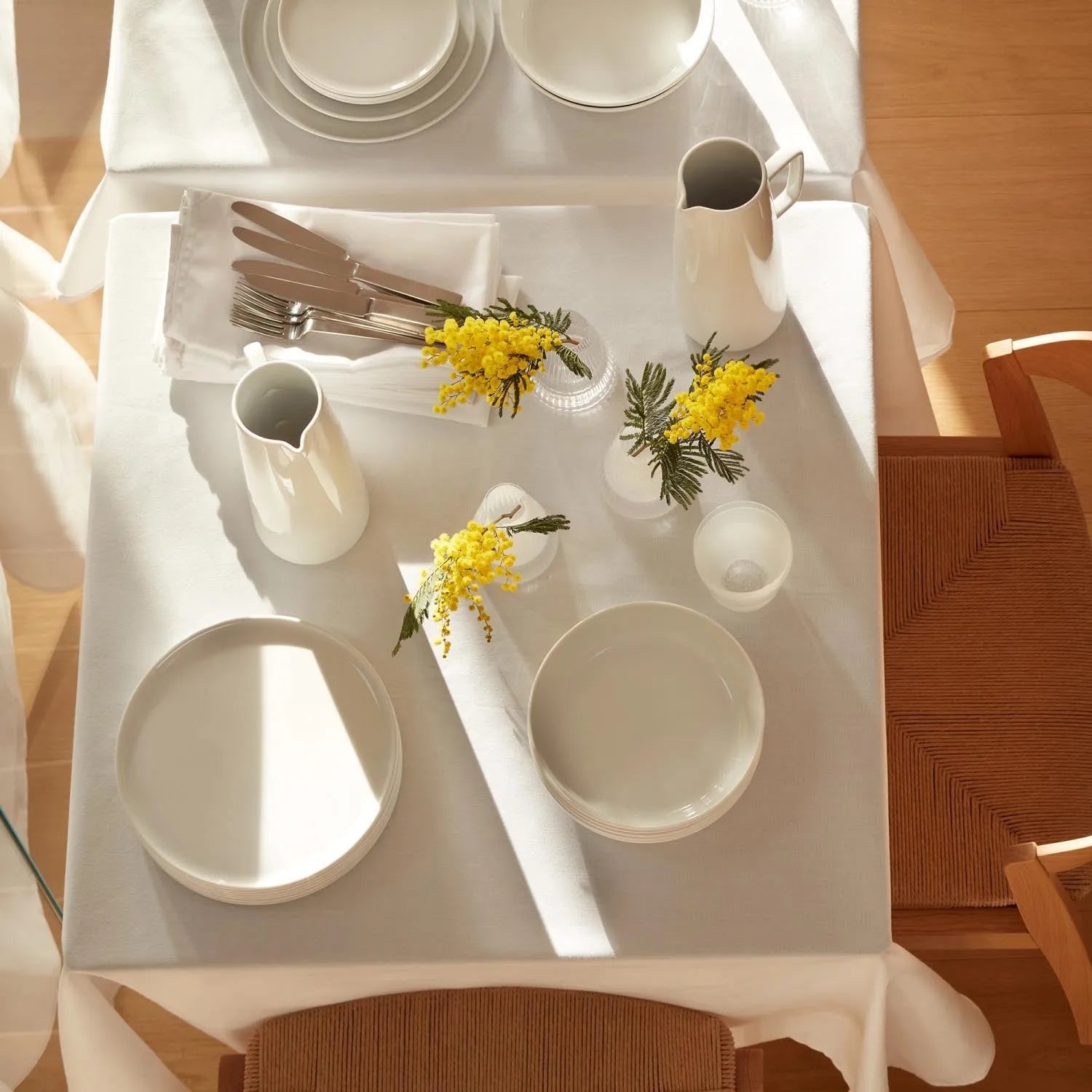 Set aus zwei weißen Schalen (15 cm) von LSA, perfekt für modernes Servieren und stilvolle Tischdekoration.