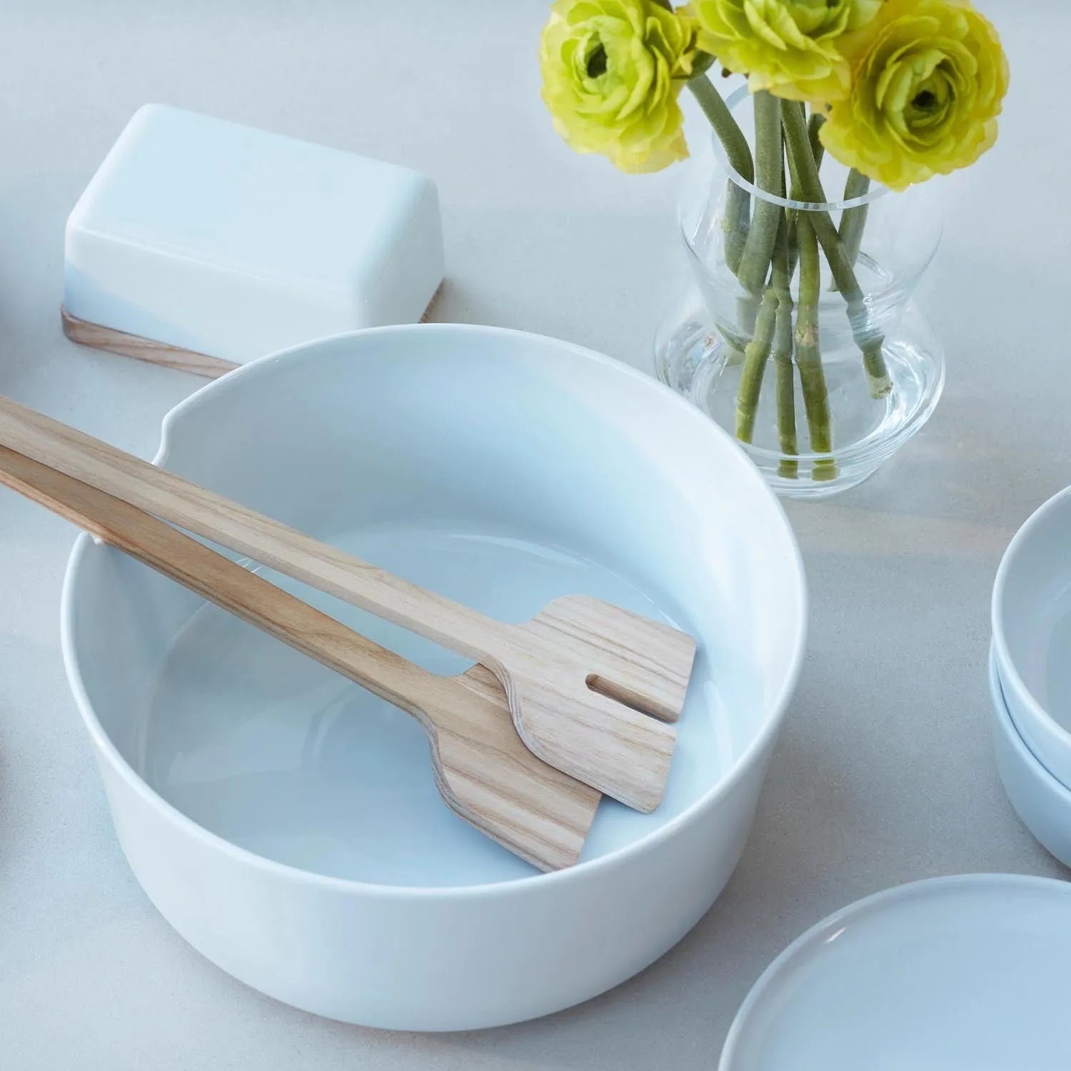 Elegantes 2er Set weiße Schalen (15 cm) von LSA, ideal für stilvolles Servieren und moderne Tischgestaltung.
