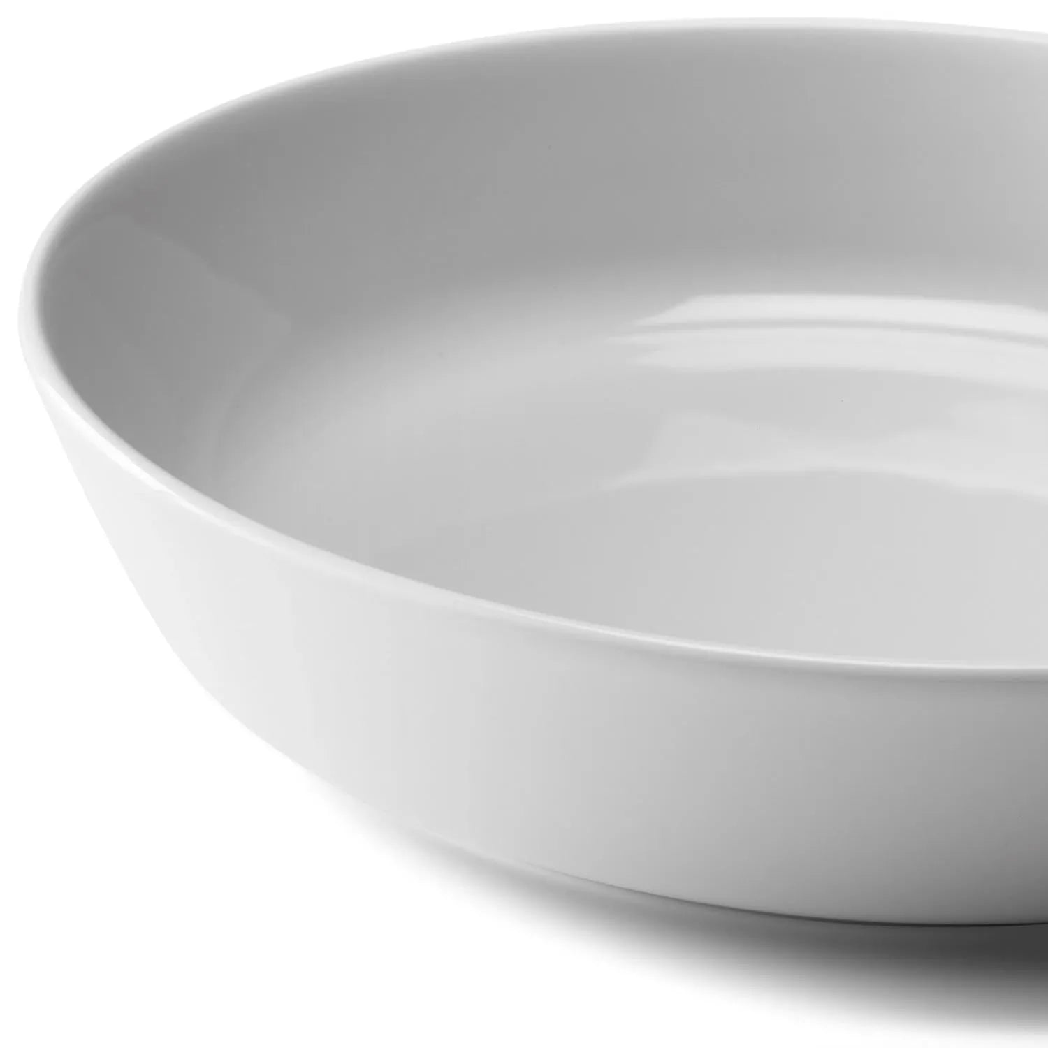 Set aus zwei tiefen Tellern (20 cm) aus weißem Porzellan von LSA, perfekt für elegante Tischgestaltung und vielseitige Gerichte.