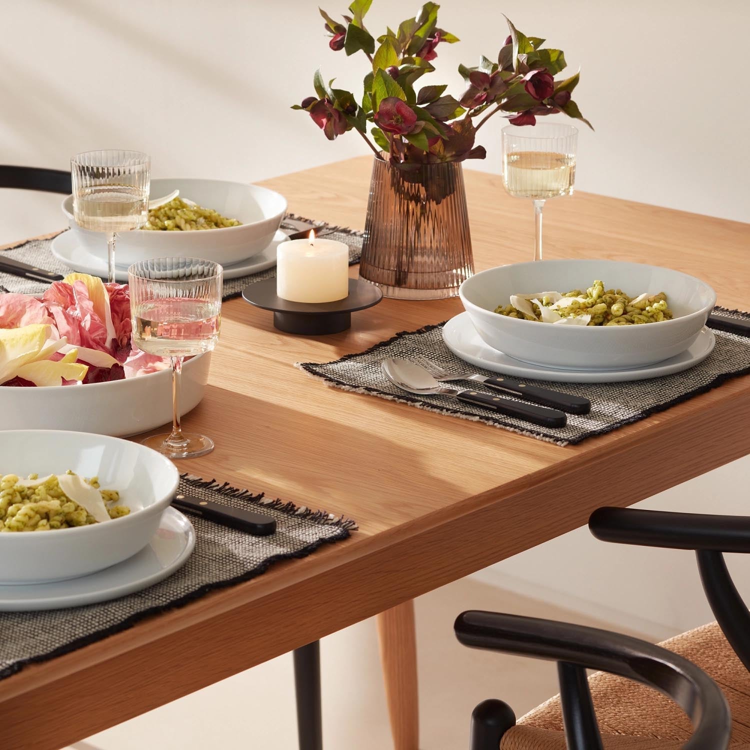 Elegante Salatschale aus weißem Eschenholz mit Besteck, ideal für stilvolles Servieren und moderne Tischgestaltung.