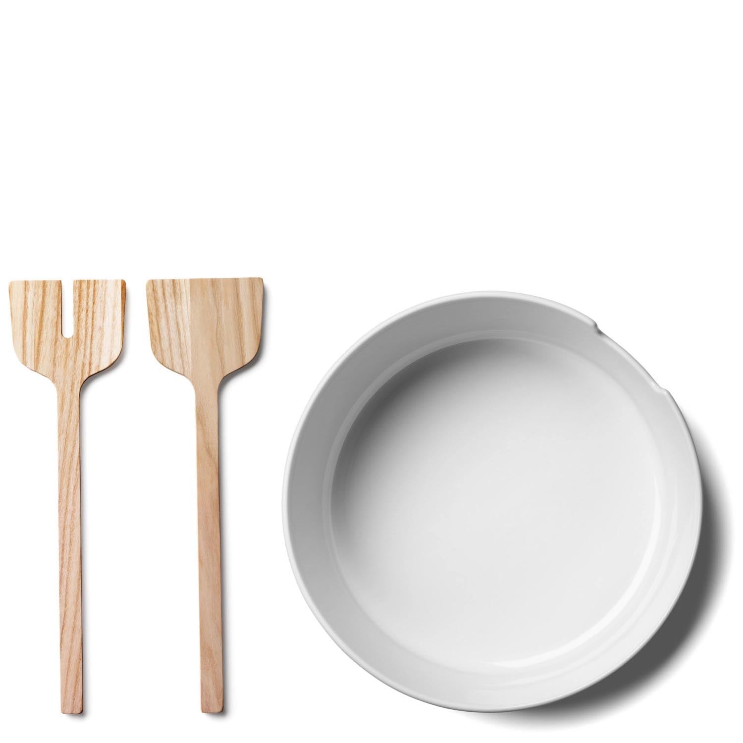 Elegante Salatschale aus weißem Eschenholz mit Besteck, ideal für stilvolles Servieren und ein modernes Tischdesign.