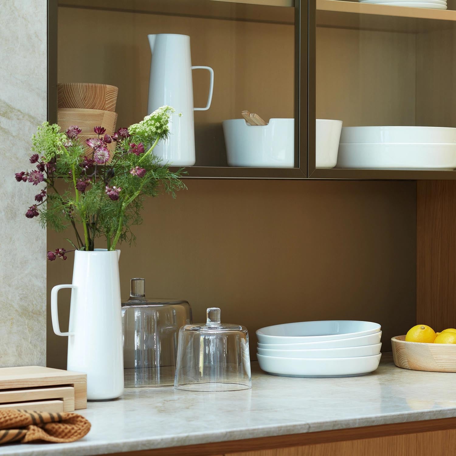 Weißer Glaskrug von LSA, 235ml, ideal für Milch, Sahne oder Dressings. Schlichtes und funktionales Design für den Alltag.