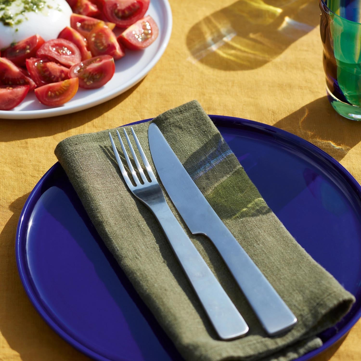 Elegante Salatschale aus Eschenholz, 26 cm, mit kobaltblauem Besteck von LSA. Perfekt für stilvolle Tischdekorationen.
