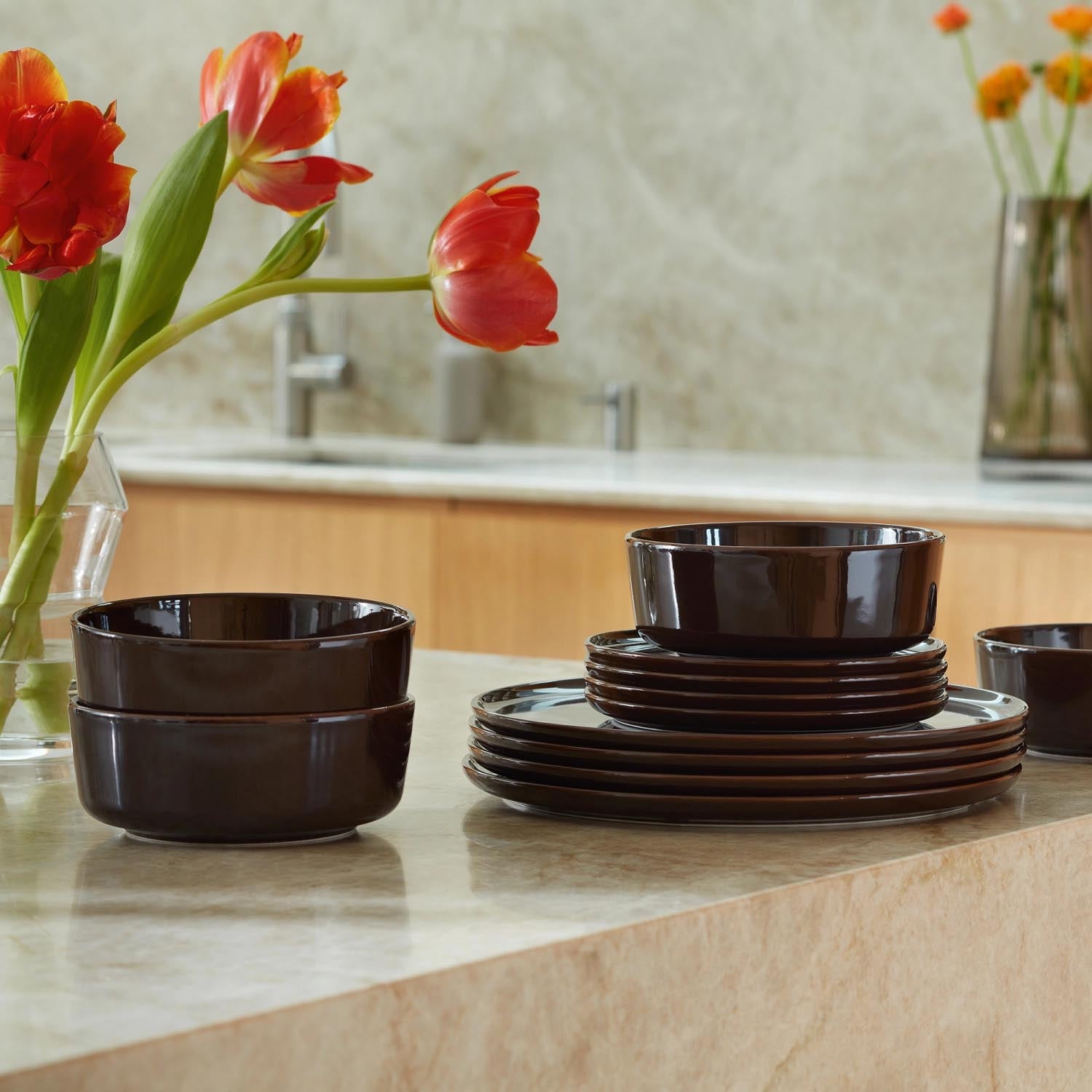 Stilvolle Salatschale aus Esche in Mocha mit passendem Besteck, perfekt für modernes Servieren und ein elegantes Tischambiente.