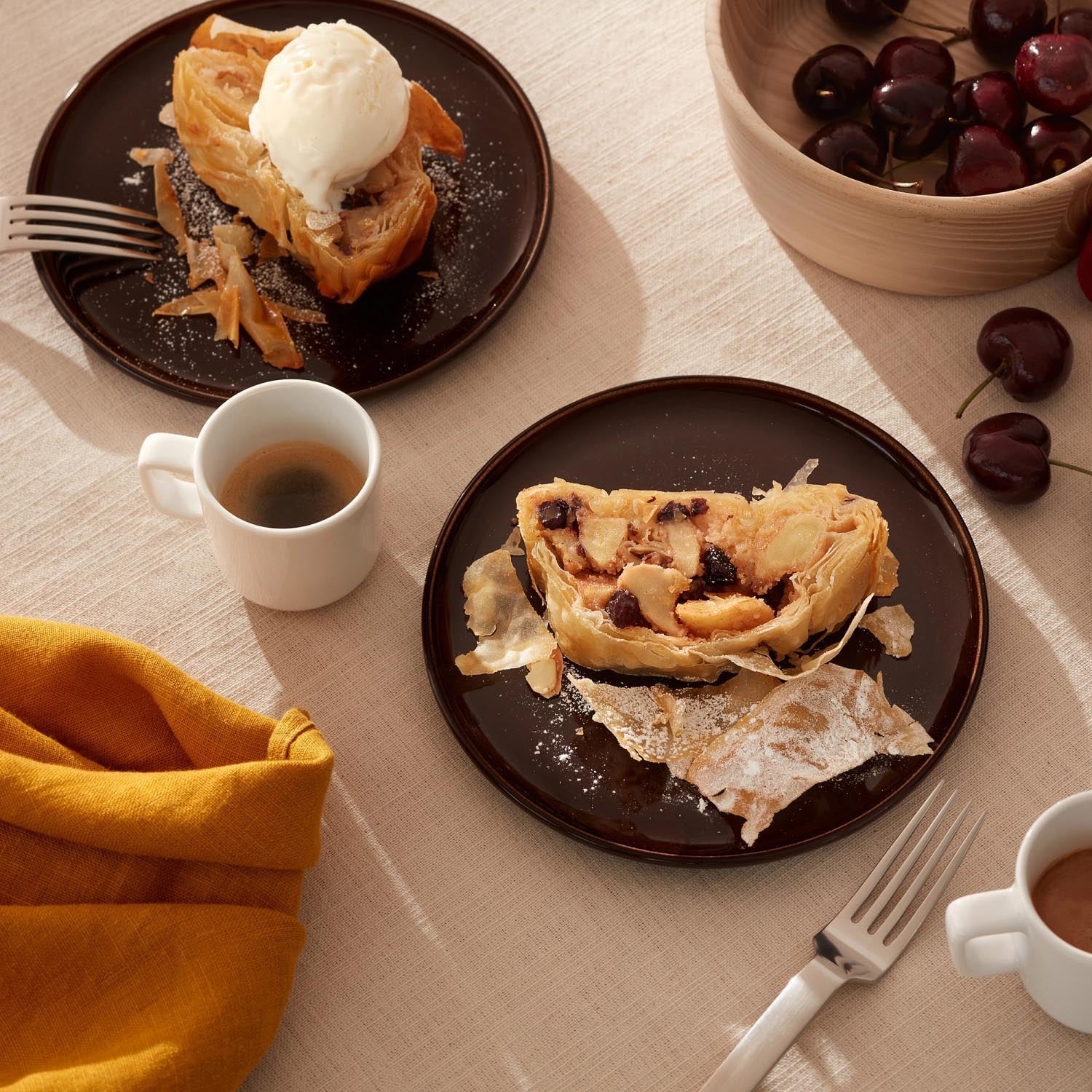 Elegante Salatschale aus Esche in Mocha mit passendem Besteck, ideal für stilvolles Servieren und ein modernes Tischambiente.
