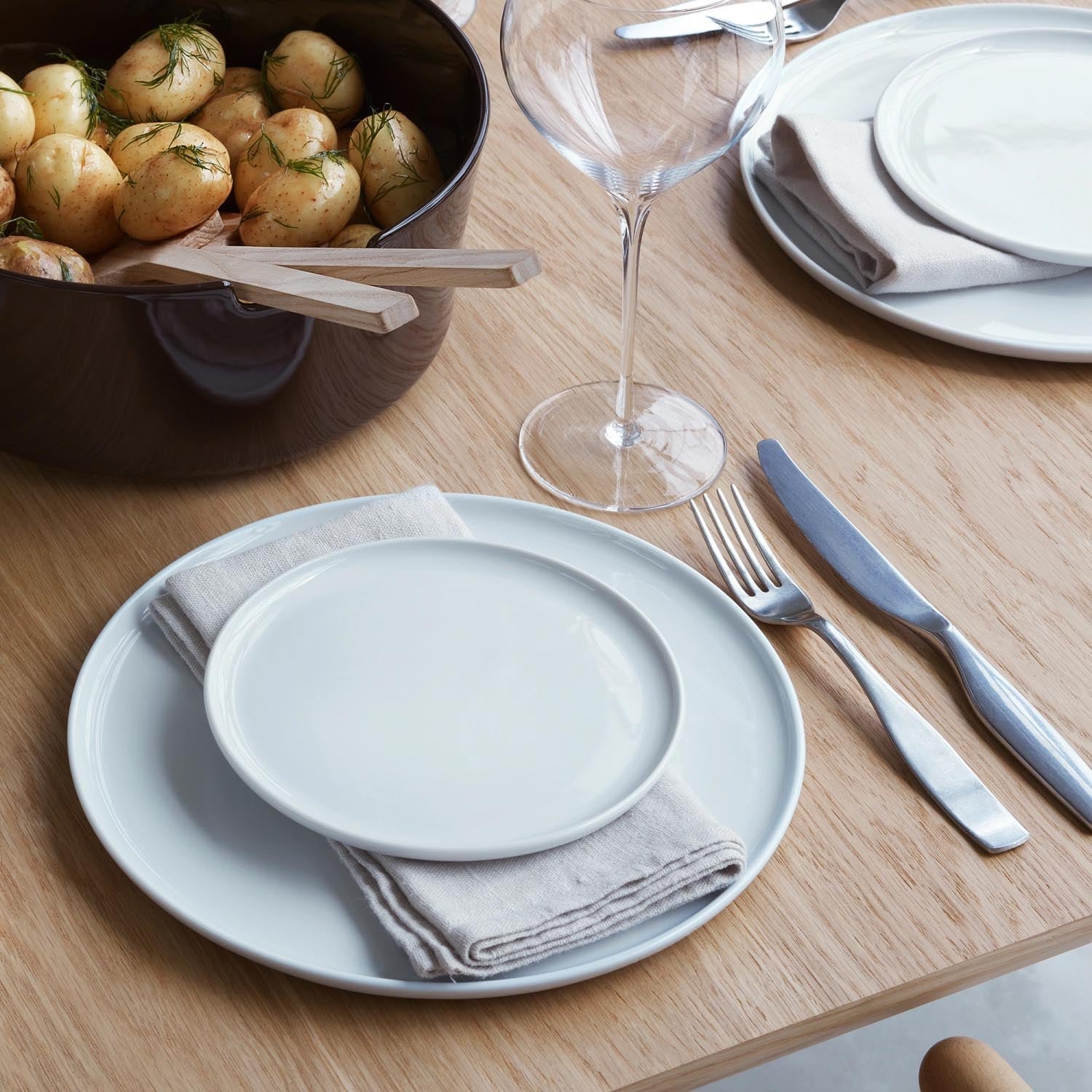 Stilvolle Salatschale aus Esche in Mocha mit passendem Besteck, perfekt für modernes Servieren und ein elegantes Tischambiente.