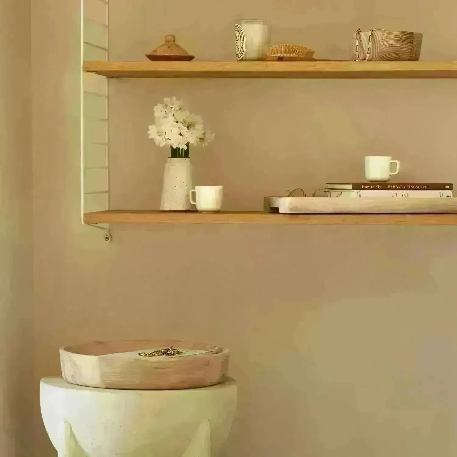 Elegante Schale aus Eschenholz, 33 cm Durchmesser, 6 cm Höhe, ideal für Dekoration oder als modernes Servieraccessoire.