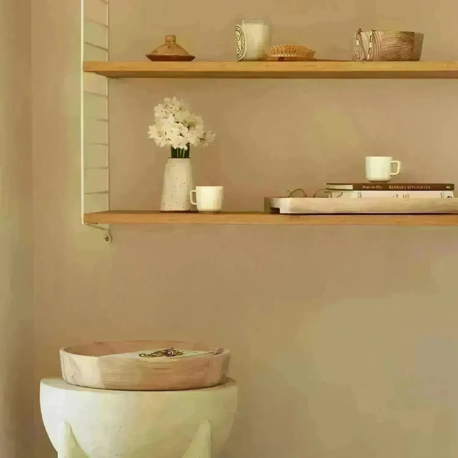 Elegante Schale aus Eschenholz, 33 cm Durchmesser, 6 cm Höhe, ideal für Dekoration oder als modernes Servieraccessoire.