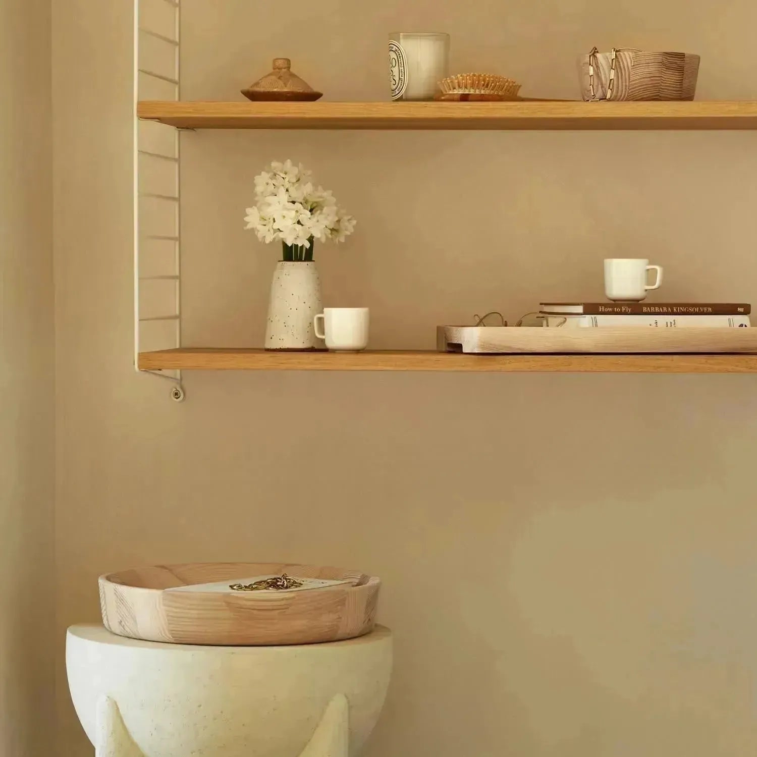 Elegante Schale aus Eschenholz, 33 cm Durchmesser, 6 cm Höhe, ideal für Dekoration oder als modernes Servieraccessoire.