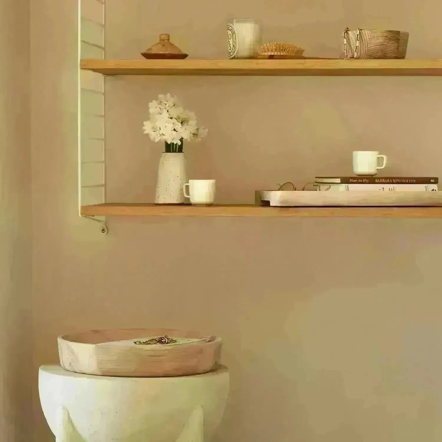 Elegante Schale aus Eschenholz, 33 cm Durchmesser, 6 cm Höhe, ideal für Dekoration oder als modernes Servieraccessoire.
