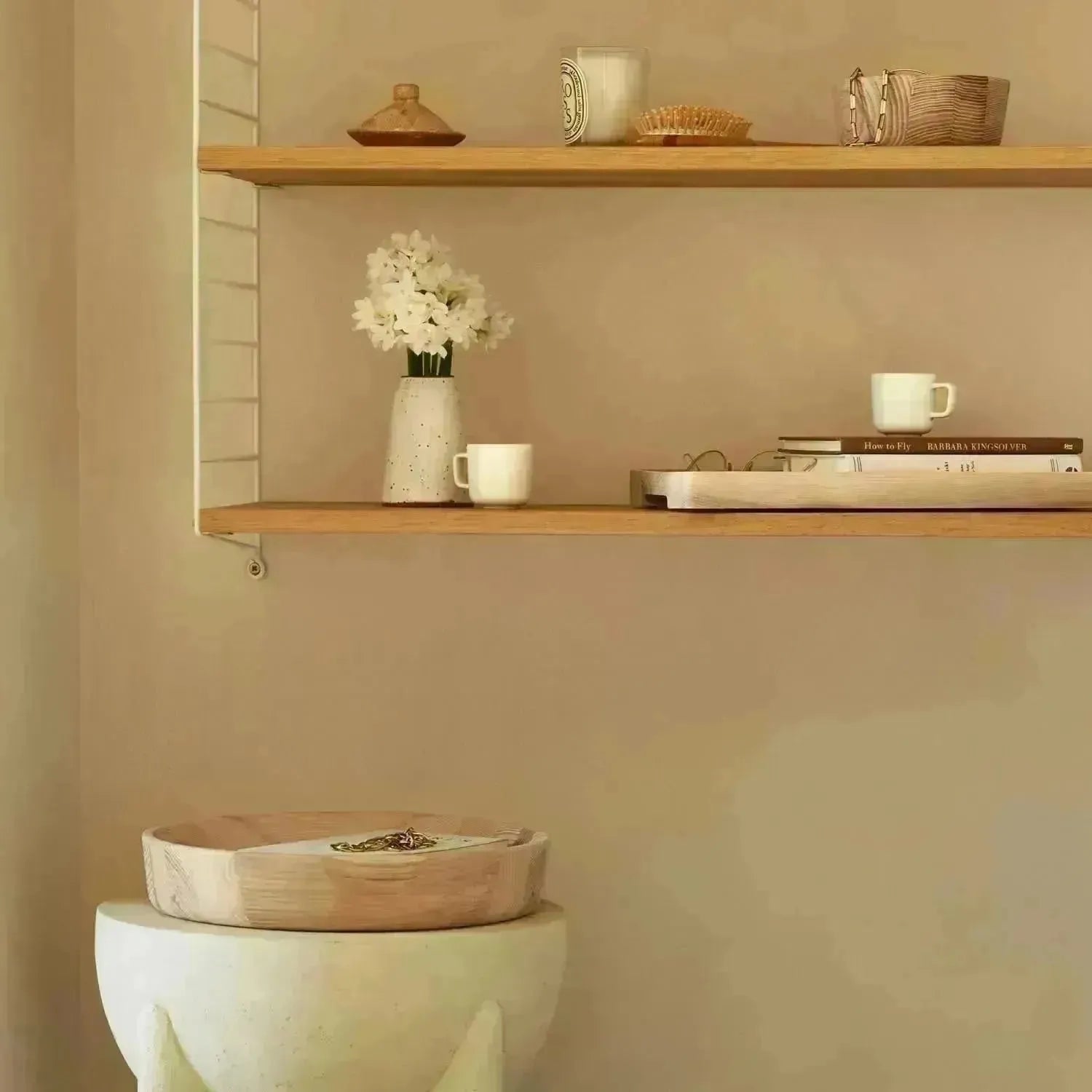 Elegante Schale aus Eschenholz, 33 cm Durchmesser, 6 cm Höhe, ideal für Dekoration oder als modernes Servieraccessoire.