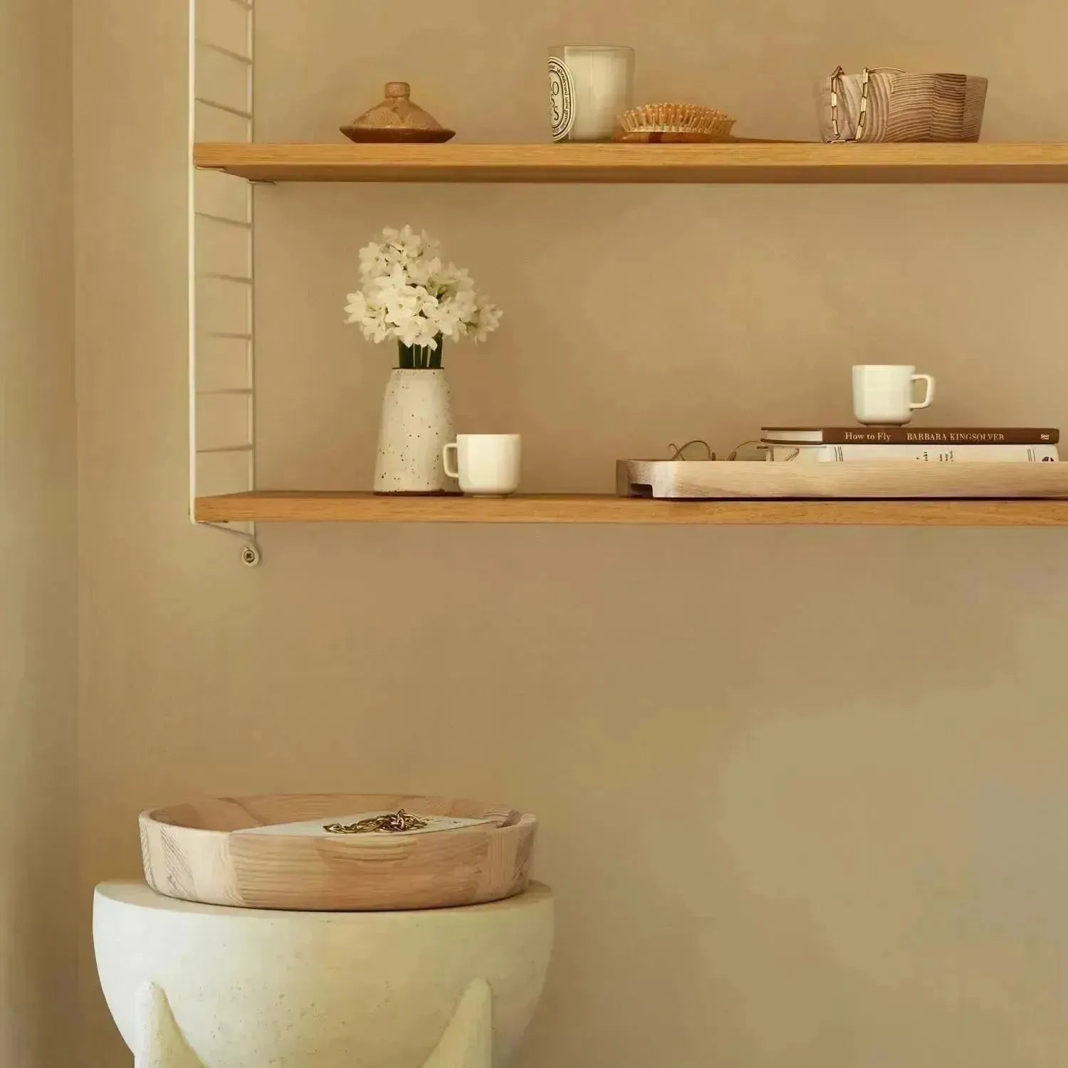 Elegante Schale aus Eschenholz, 33 cm Durchmesser, 6 cm Höhe, ideal für Dekoration oder als modernes Servieraccessoire.