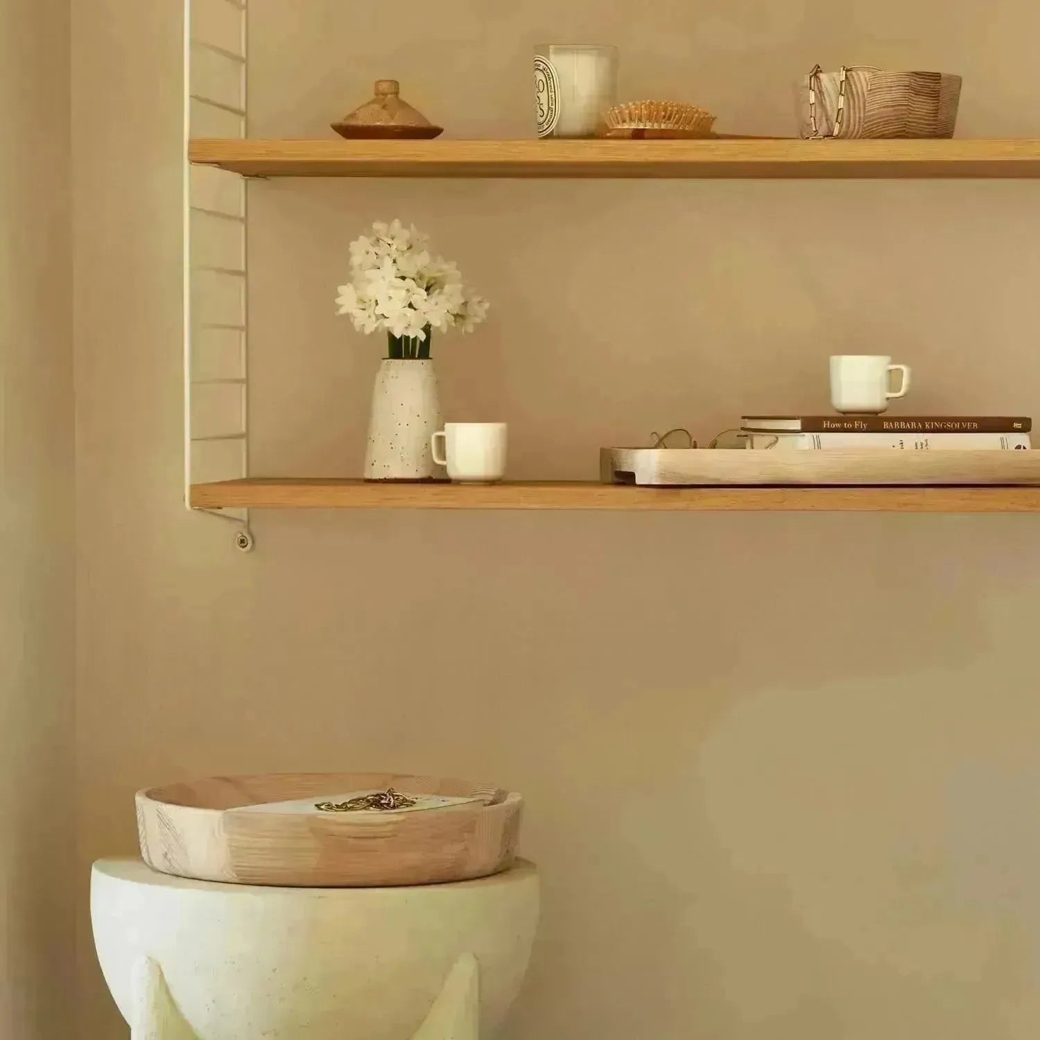 Elegante Schale aus Eschenholz, 33 cm Durchmesser, 6 cm Höhe, ideal für Dekoration oder als modernes Servieraccessoire.