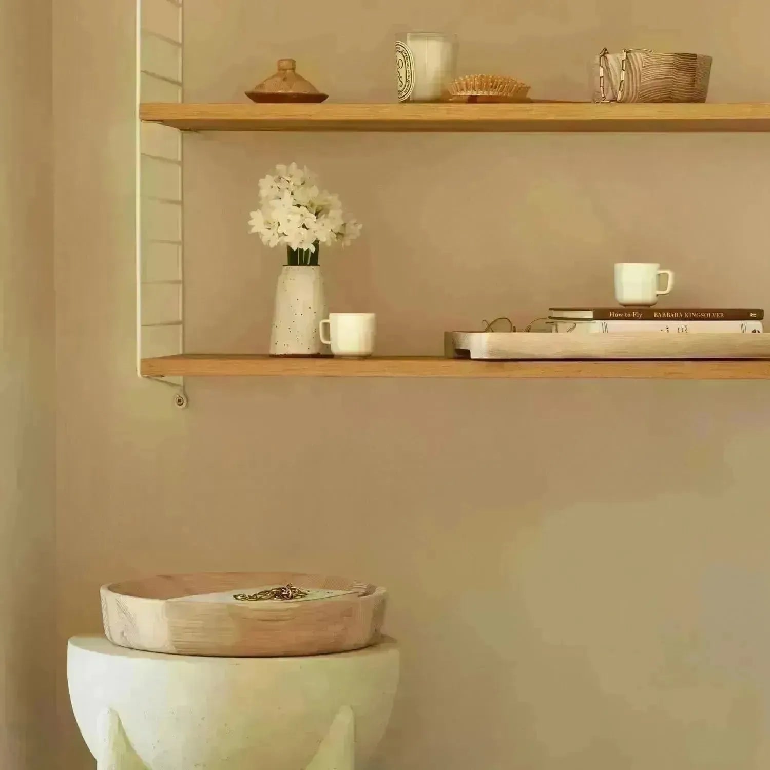 Elegante Schale aus Eschenholz, 33 cm Durchmesser, 6 cm Höhe, ideal für Dekoration oder als modernes Servieraccessoire.