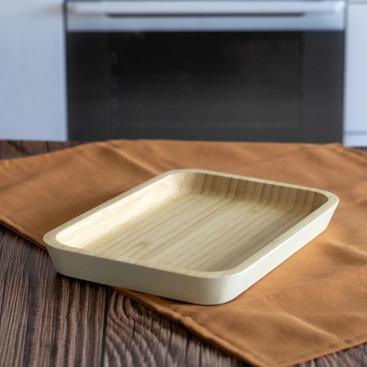 Elegantes Serviertablett aus Bambus in Creme, 22x15cm, ideal für stilvolles Servieren und Dekorieren, von Pebbly.