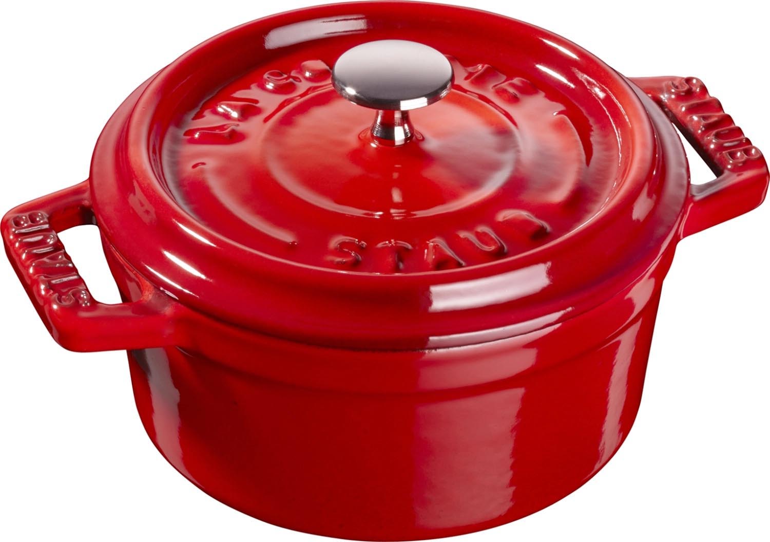 Runde Mini Cocotte aus Gusseisen, 10 cm, 0.25 l, in Kirschrot von Staub. Perfekt für stilvolles Servieren und Kochen.