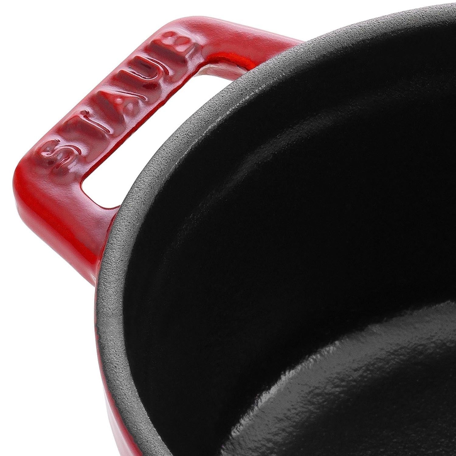 Runde Mini Cocotte von Staub, 10 cm, 0.25 l, aus Gusseisen in Kirschrot. Perfekt für kleine Portionen und stilvolles Servieren.