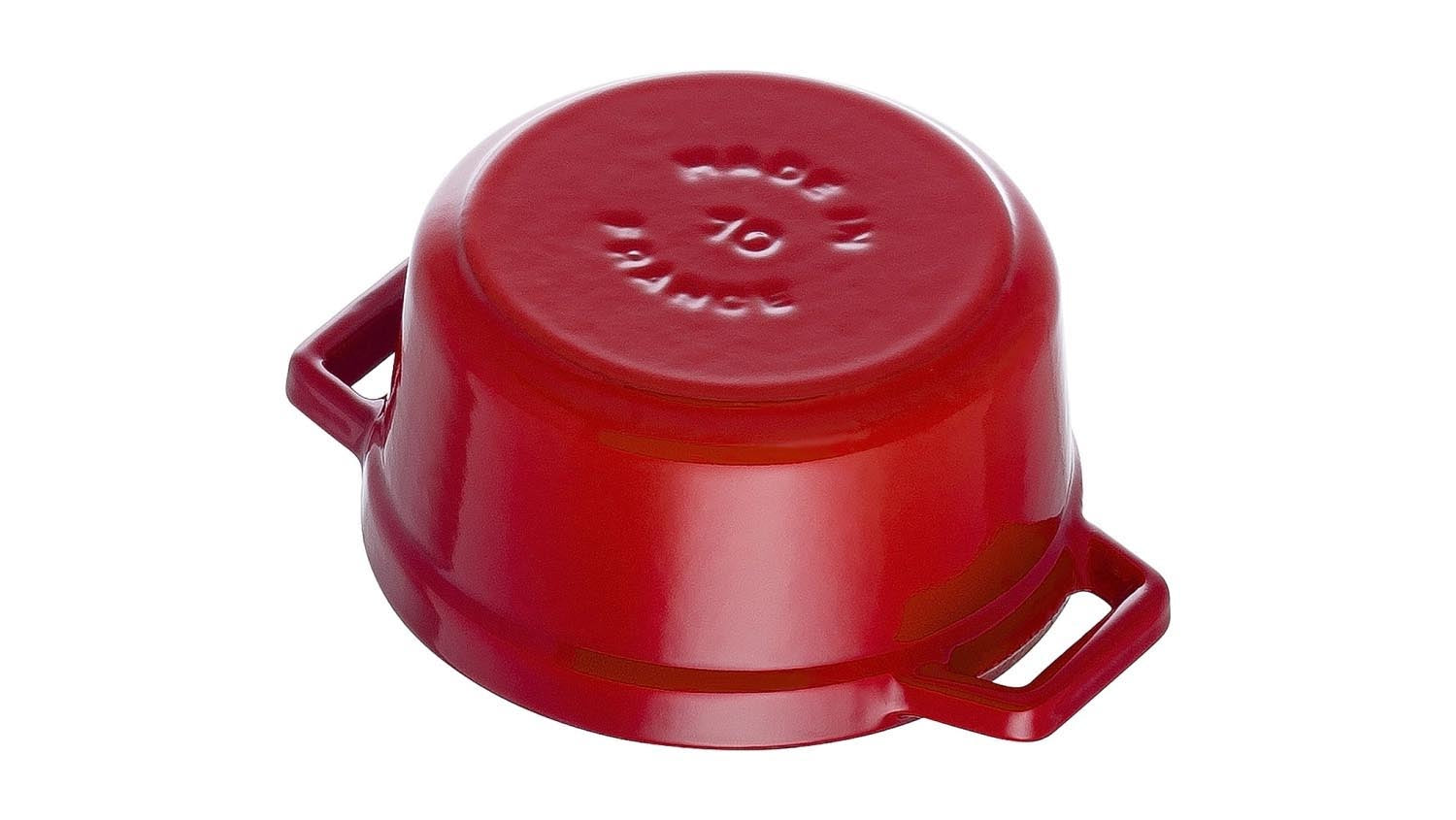 Kirschrote Mini Cocotte von Staub, 10 cm, 0.25 l, aus Gusseisen. Ideal für kleine Gerichte und elegantes Servieren.
