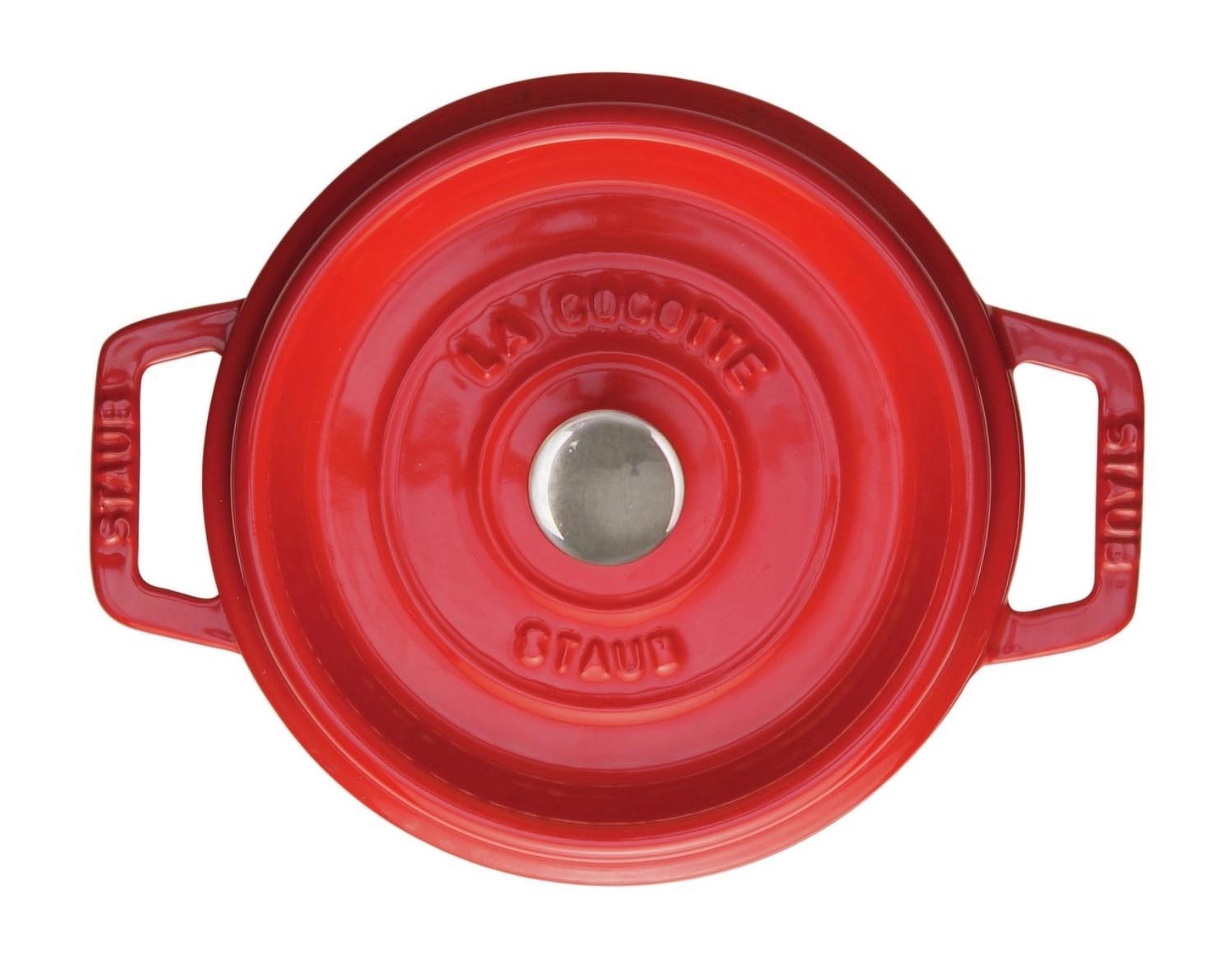 Runde Cocotte aus Gusseisen, 22cm, 2.6l, in Kirschrot. Ideal für Schmorgerichte, robust, hochwertig und elegant von Staub.