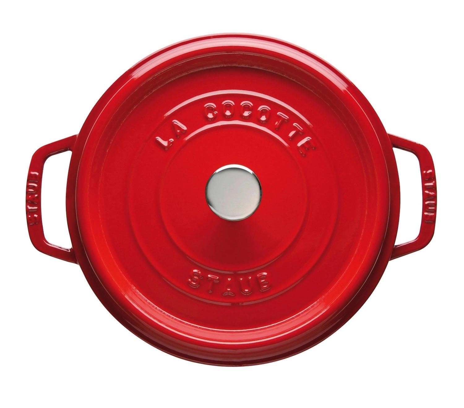 Runde Cocotte aus Gusseisen, 26cm, 5.25l, in Kirschrot von Staub. Perfekt für Schmorgerichte und stilvolles Servieren.
