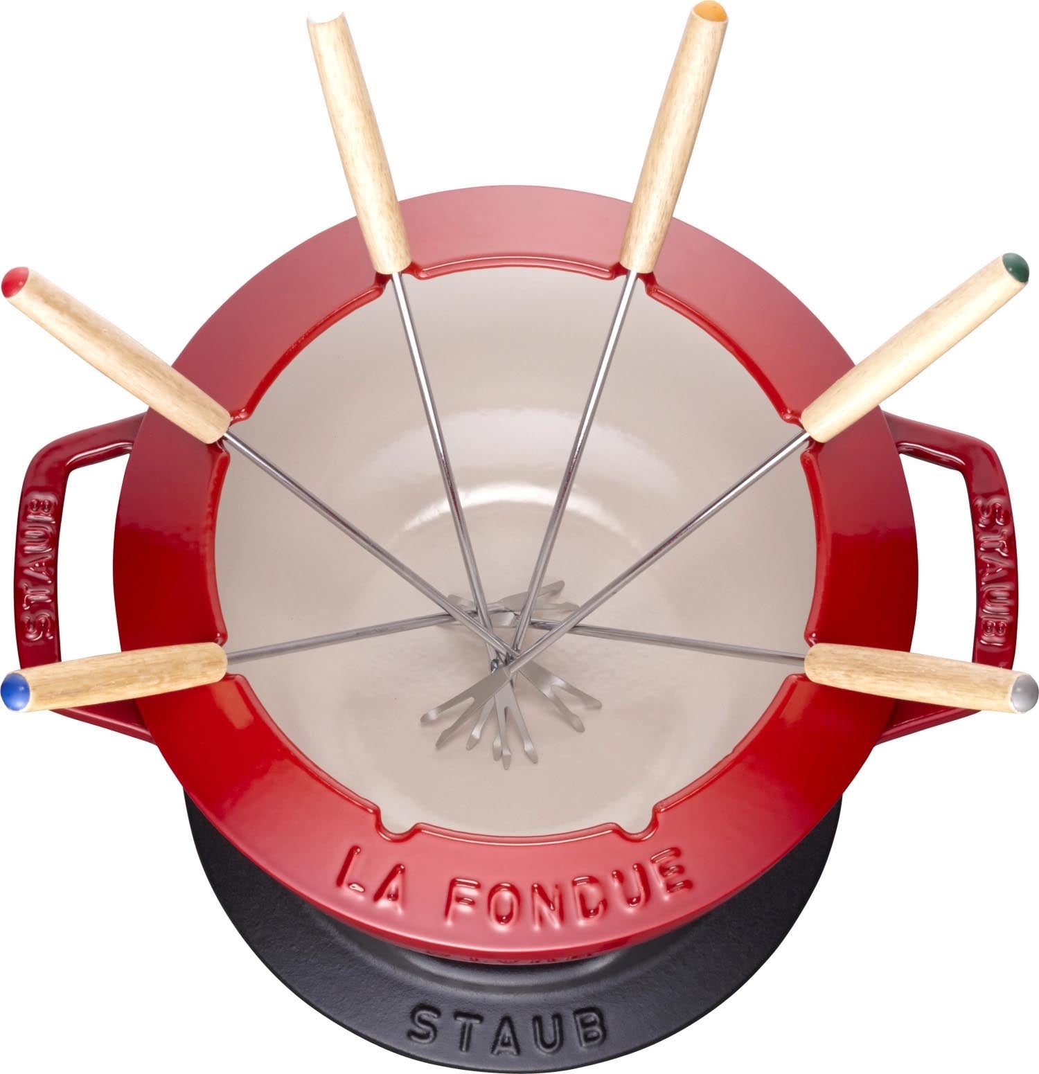 Elegantes Kirsch-Rot Fondue-Set von Staub, 20cm, mit 2 Griffen. Perfekt für gesellige Abende und köstliches Fondue.