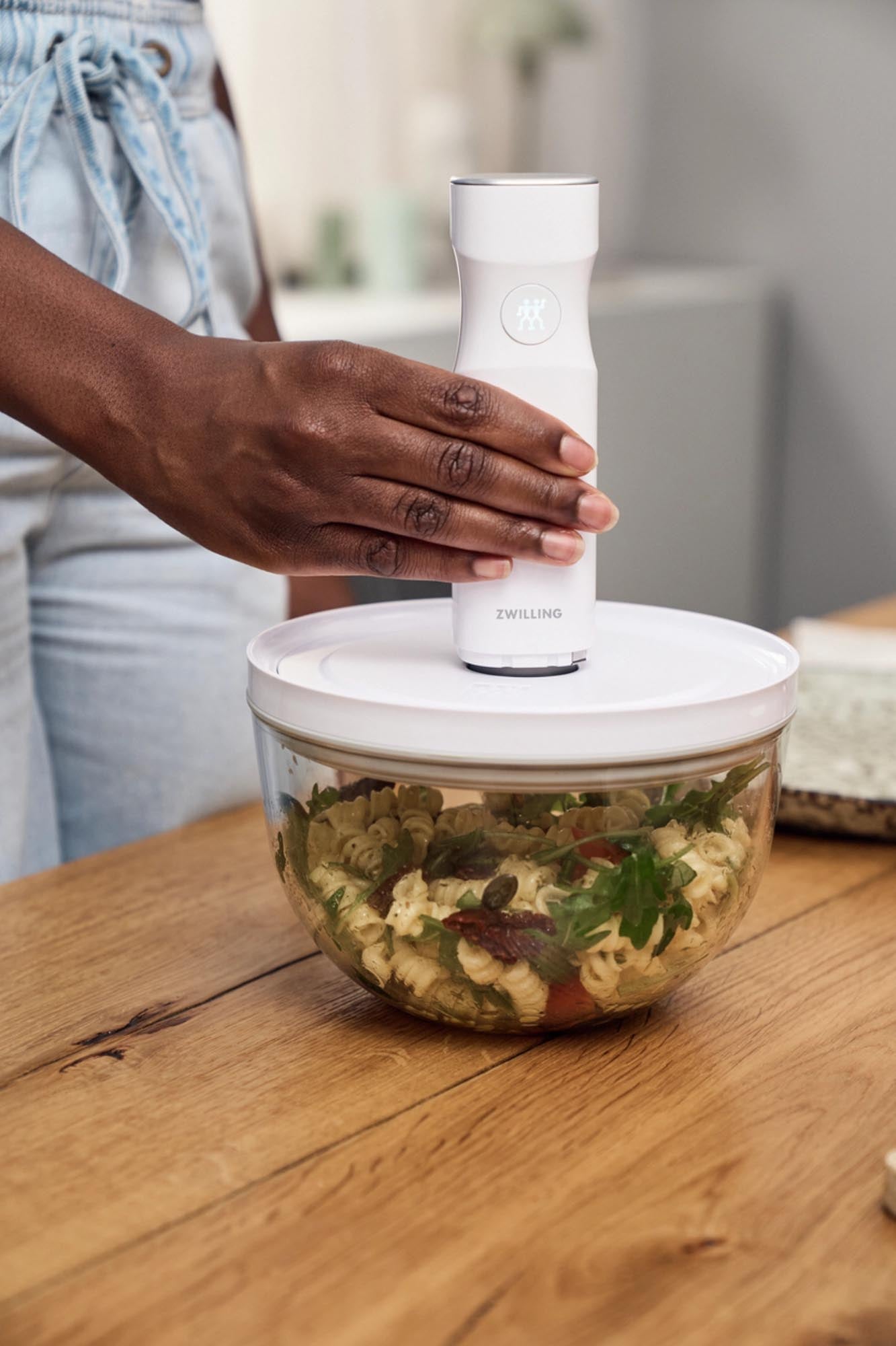 Die Zwilling Fresh & Save Vakuumschüssel M aus Glas hält Speisen länger frisch und ist ideal für Aufbewahrung und Servieren.