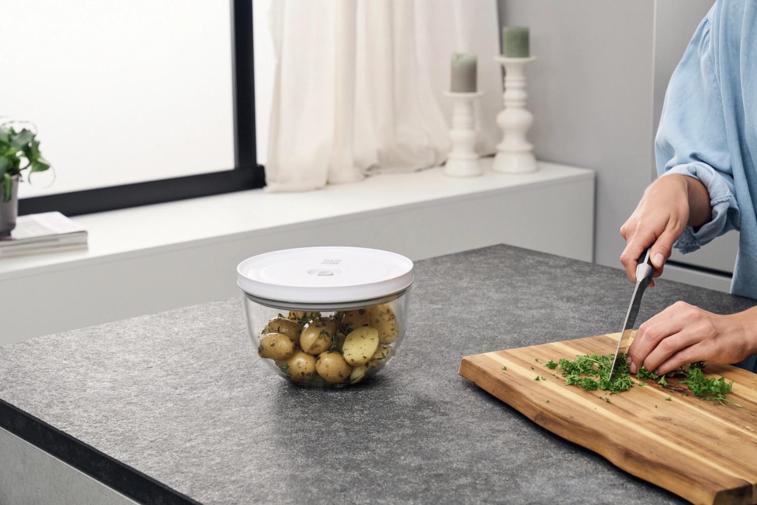 Die Zwilling Fresh & Save Vakuumschüssel M aus Glas bewahrt Lebensmittel frisch und eignet sich perfekt für Lagerung und Servieren.