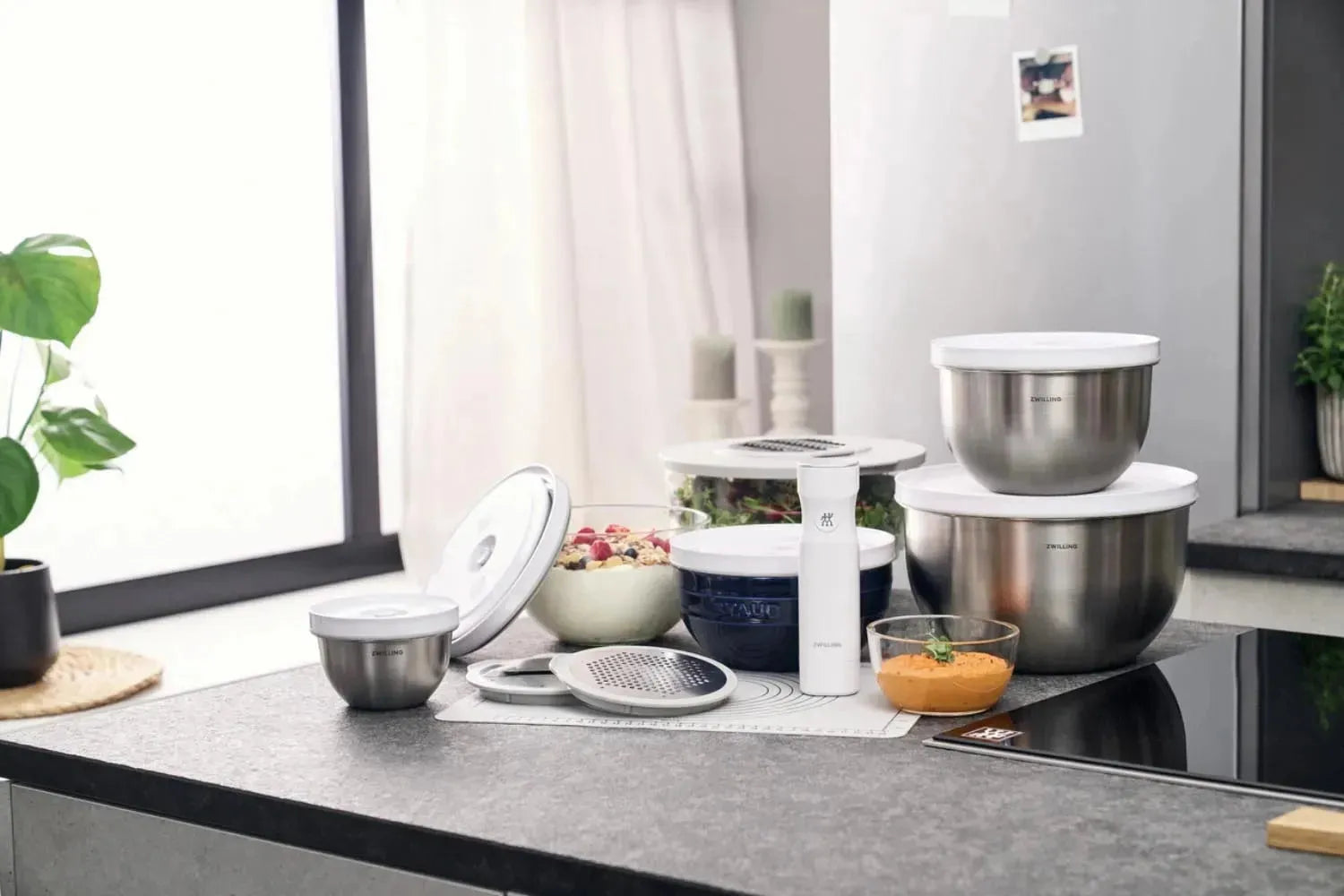 Die Zwilling Fresh & Save Vakuumschüssel M aus Edelstahl kombiniert modernes Design mit luftdichter Frischebewahrung für Ihre Speisen.