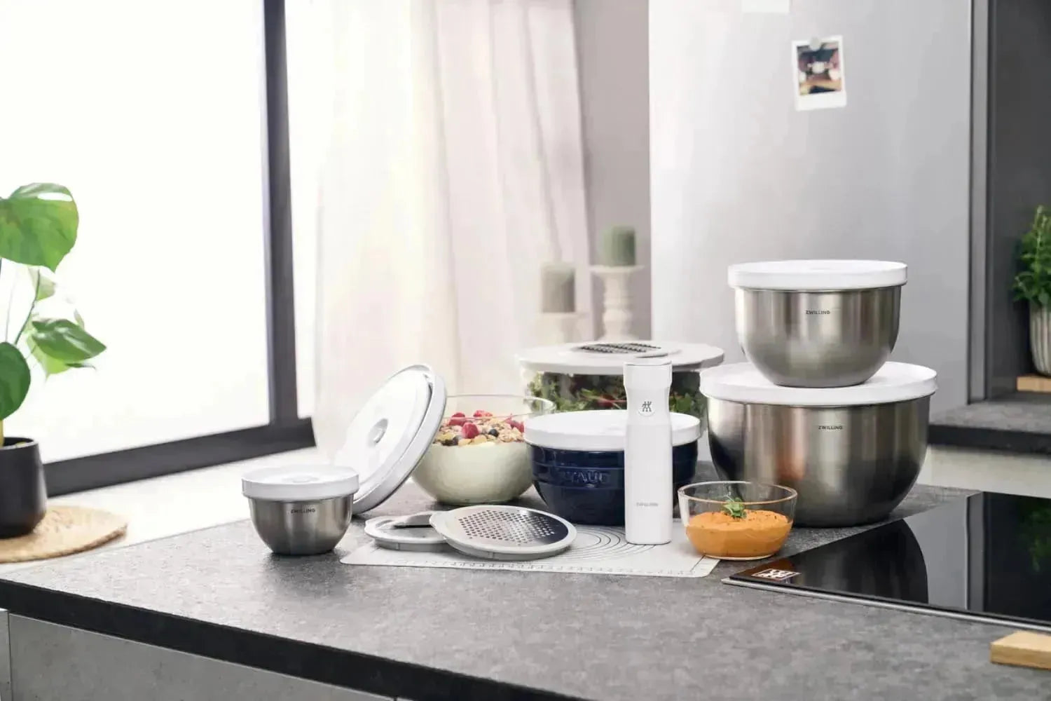 Die Zwilling Fresh & Save Vakuumschüssel M aus Edelstahl kombiniert modernes Design mit luftdichter Frischebewahrung für Ihre Speisen.