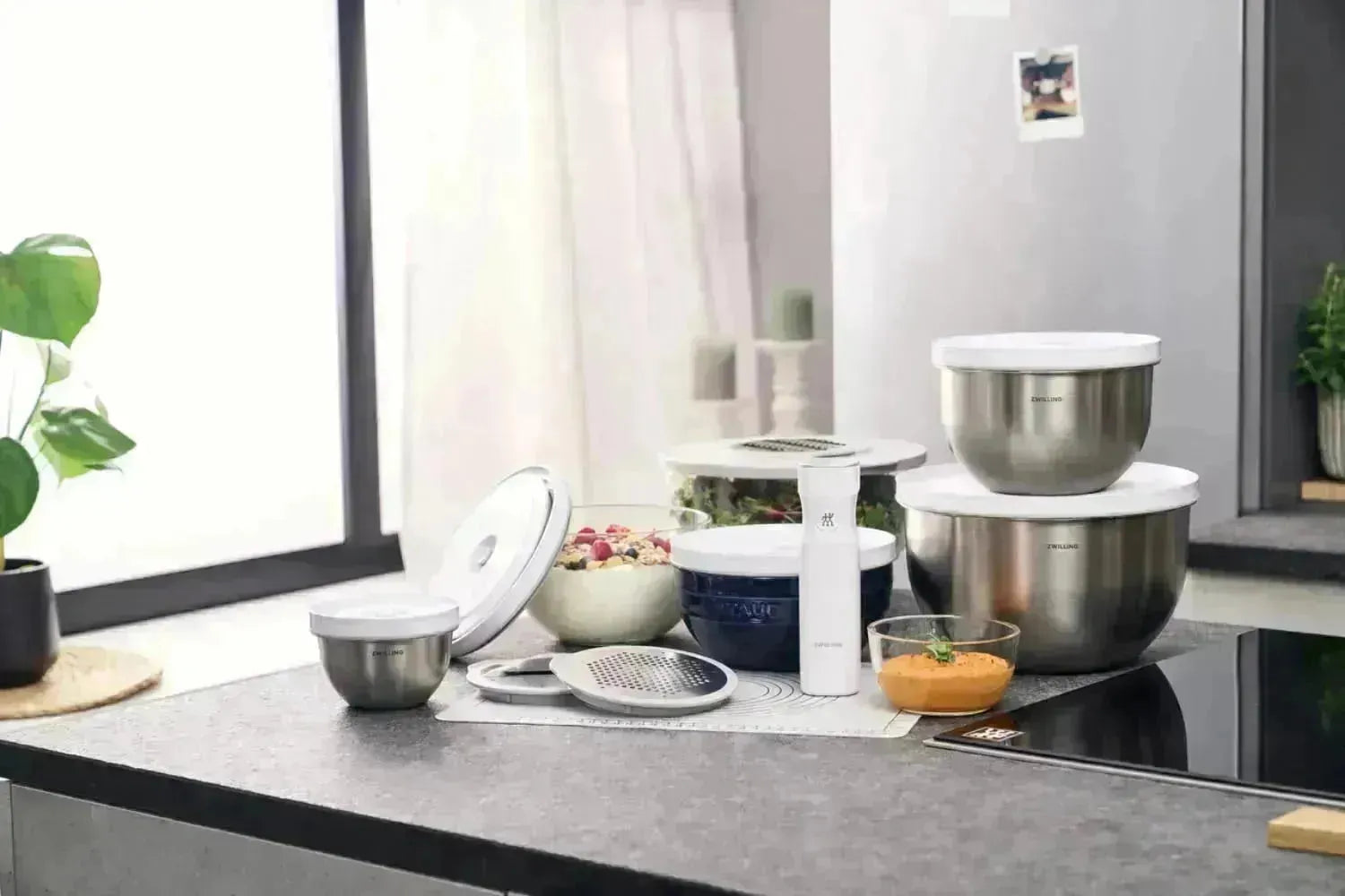Die Zwilling Fresh & Save Vakuumschüssel M aus Edelstahl kombiniert modernes Design mit luftdichter Frischebewahrung für Ihre Speisen.