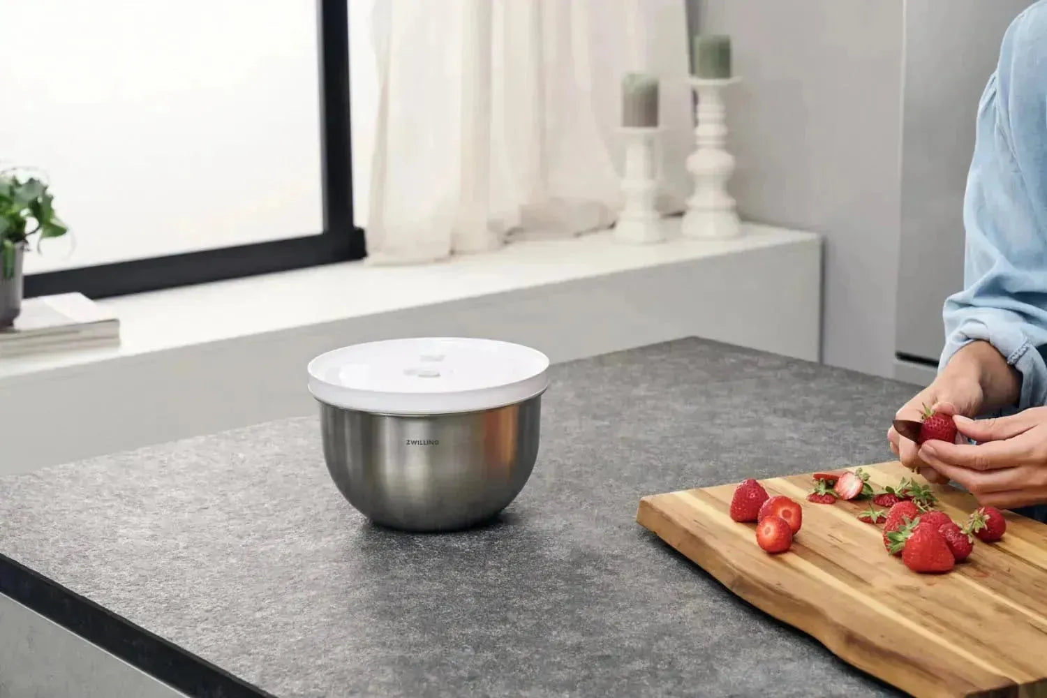 Die Fresh & Save Vakuumschüssel M von Zwilling aus Edelstahl hält Lebensmittel frisch und luftdicht, perfekt für stilvolle Aufbewahrung.