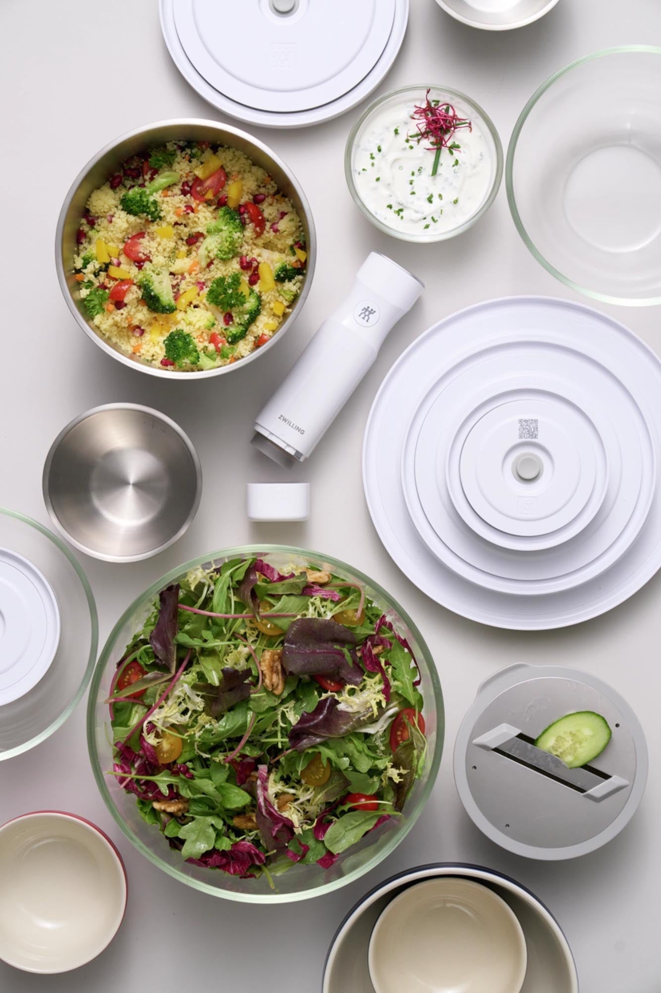 Die Zwilling Fresh & Save Vakuumschüssel M aus Edelstahl bewahrt Lebensmittel luftdicht und frisch, ideal für moderne Küchen.