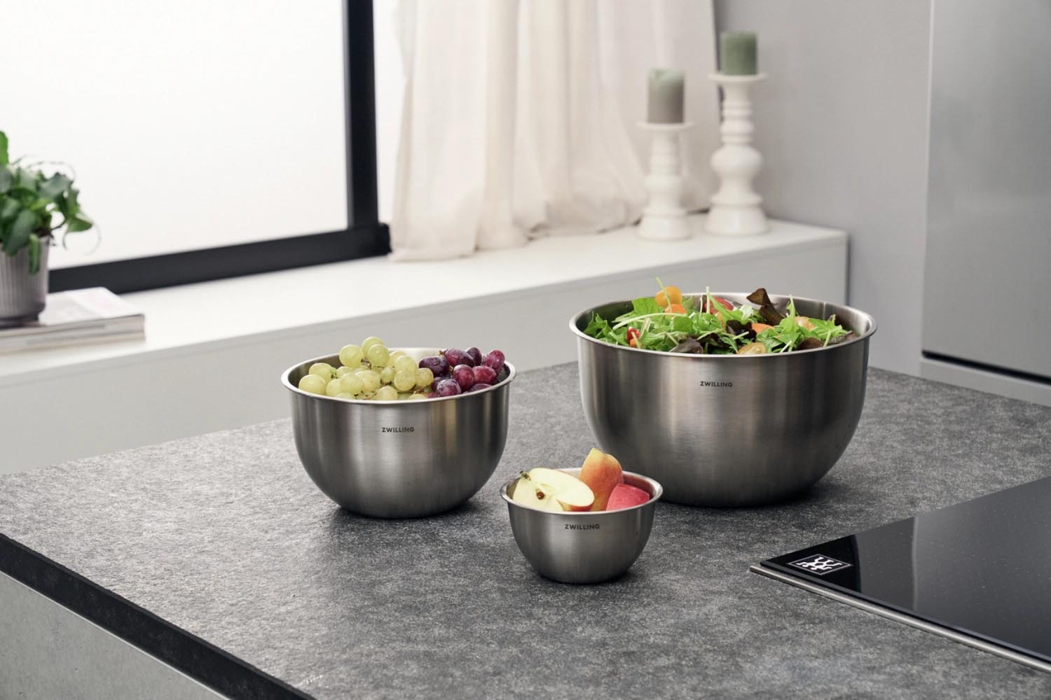 Elegantes 3-teiliges Edelstahl-Schüsselset von Zwilling, ideal für frische Aufbewahrung und stilvolles Servieren von Speisen.