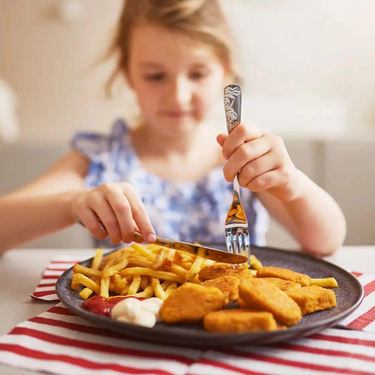 Das 4-teilige Kinderbesteck von Amefa mit Kuppels Ducks Design ist ideal für Kinder, mit fröhlichem Entenmotiv und kindgerechter Form.