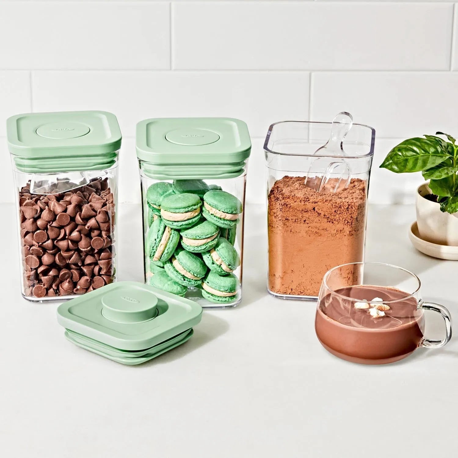 Set aus 3 OXO Good Grips Pop Behältern mit grünem 30ml Löffel, ideal für luftdichte Aufbewahrung und präzises Dosieren von Lebensmitteln.