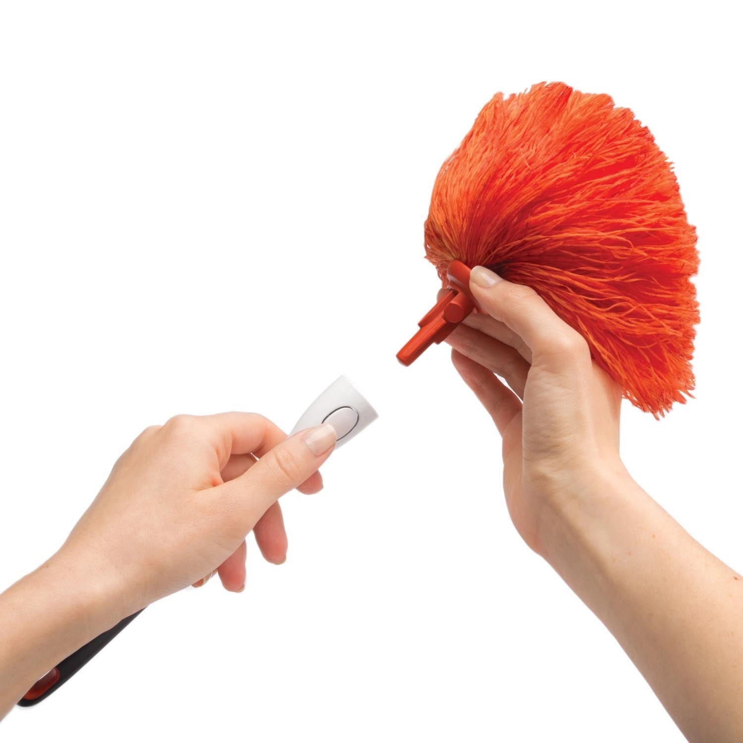 Kompakter, orangefarbener Staubwedel von OXO Good Grips, ideal für präzises Staubwischen mit ergonomischem Griff und weichen Borsten.