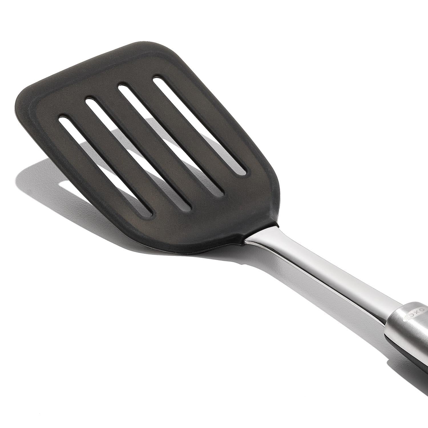 Der OXO Good Grips Silikon-Stahl-Wender ist hitzebeständig, ideal für beschichtete Pfannen und bietet ergonomischen Komfort.