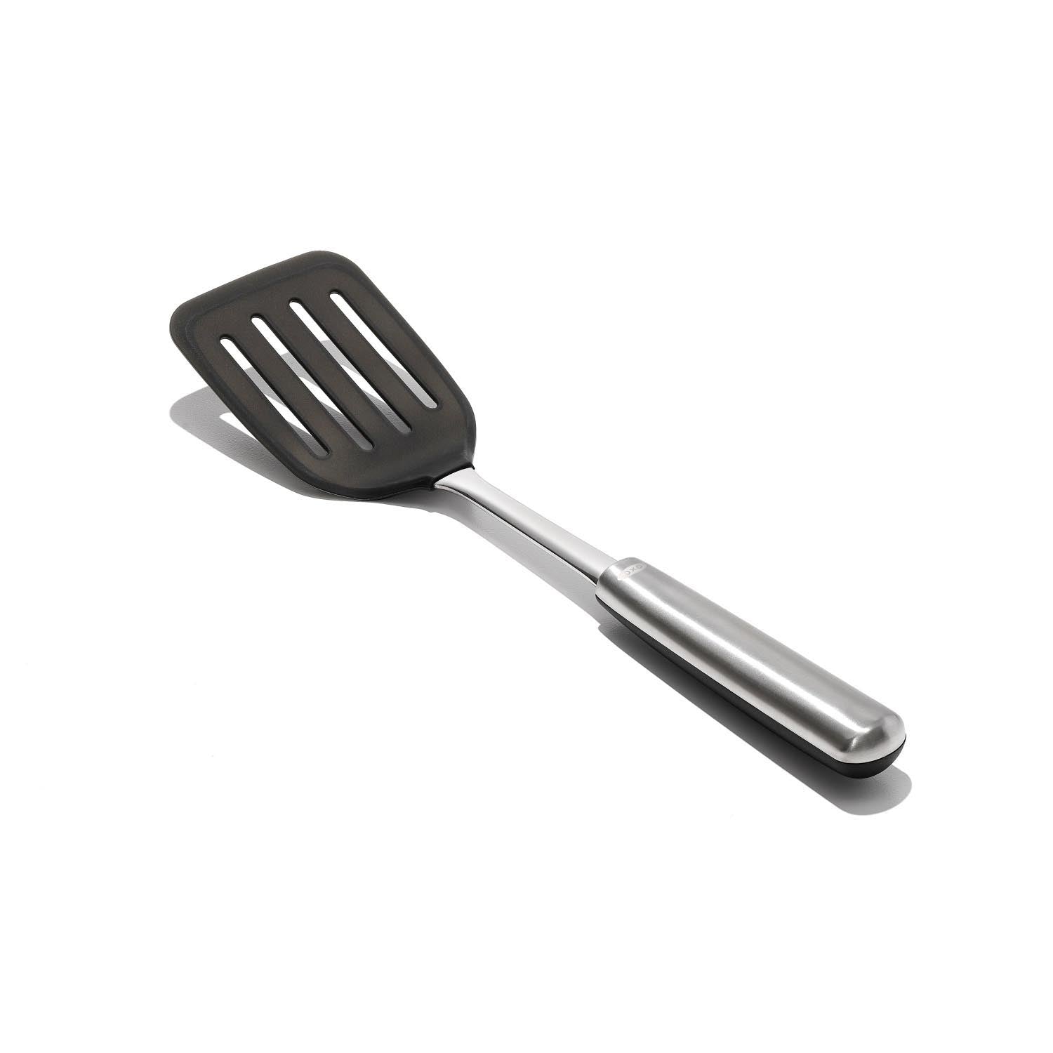 Der OXO Good Grips Stahl-Silikon-Wender ist hitzebeständig, ideal für beschichtete Pfannen und bietet ergonomischen Komfort.