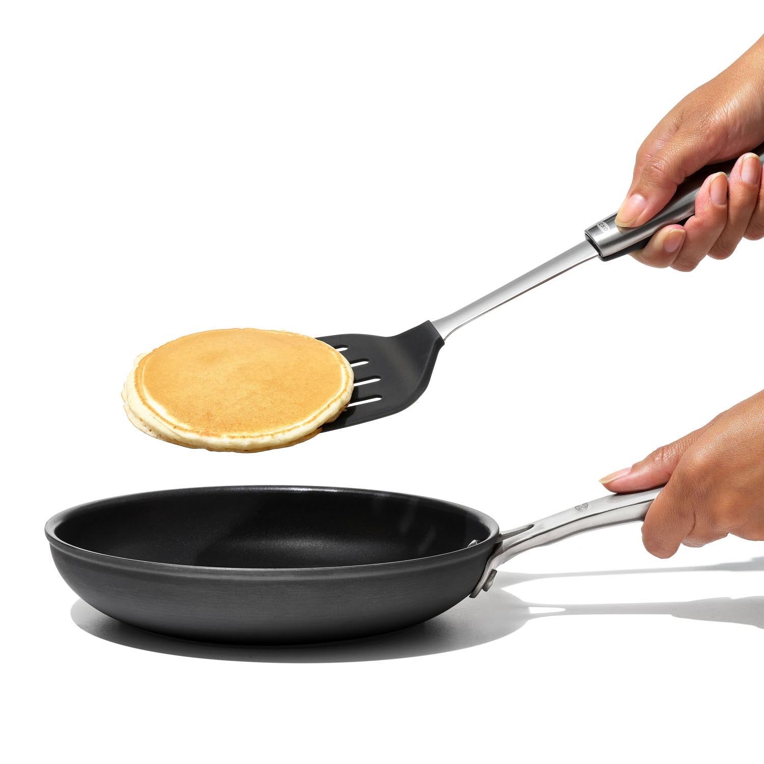 Der OXO Good Grips Silikon-Wender aus Stahl ist hitzebeständig, schont beschichtete Pfannen und liegt ergonomisch in der Hand.
