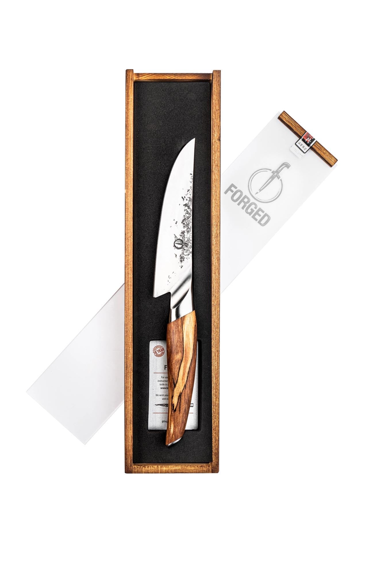 Das Katai Kochmesser 16 cm von Forged besticht durch seine handgeschmiedete Klinge und edles Design, ideal für präzises Schneiden.