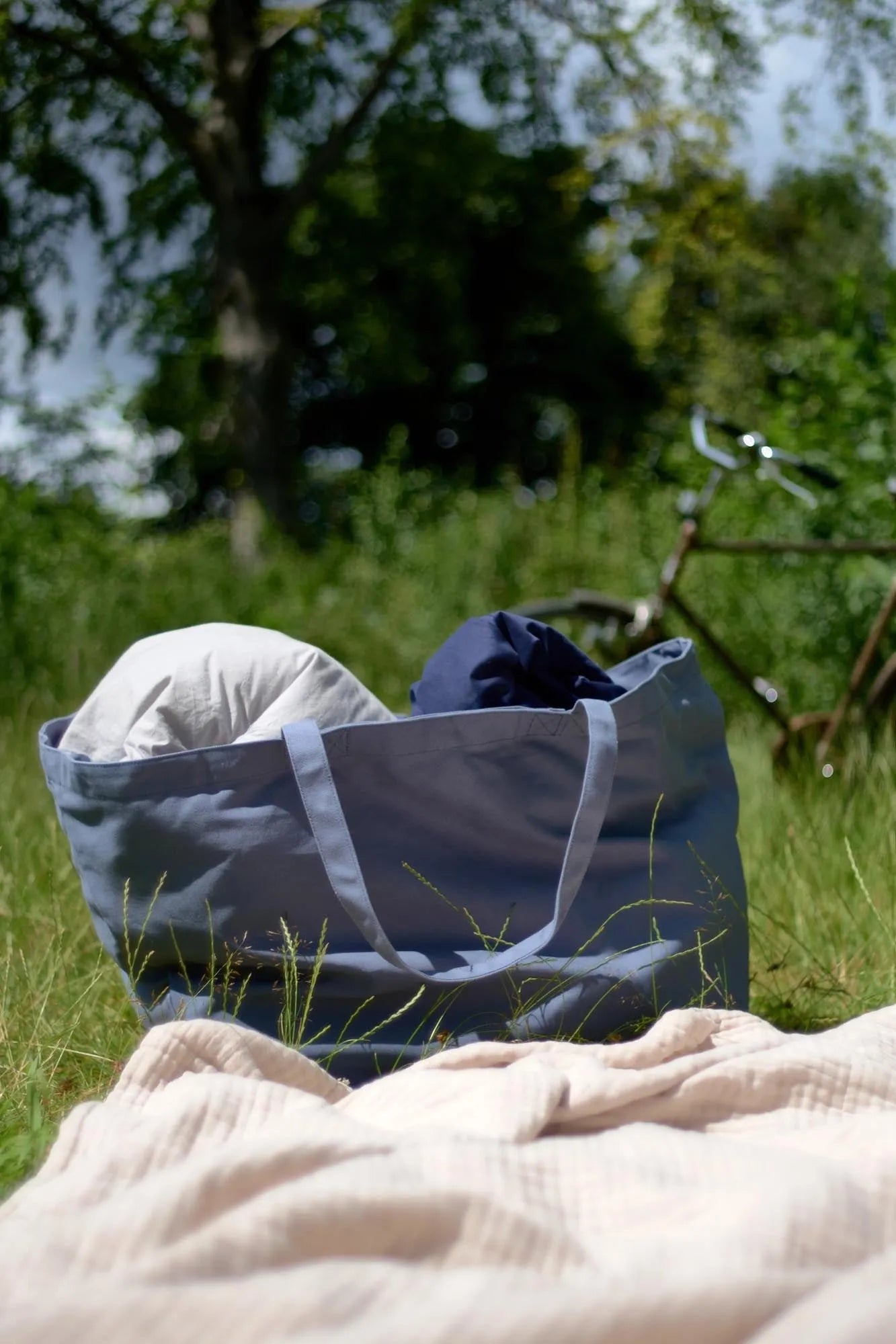 Geräumige Tasche aus graublauer Biobaumwolle, 35x45x90cm, ideal für vielseitige Anwendungen, von The Organic Company.