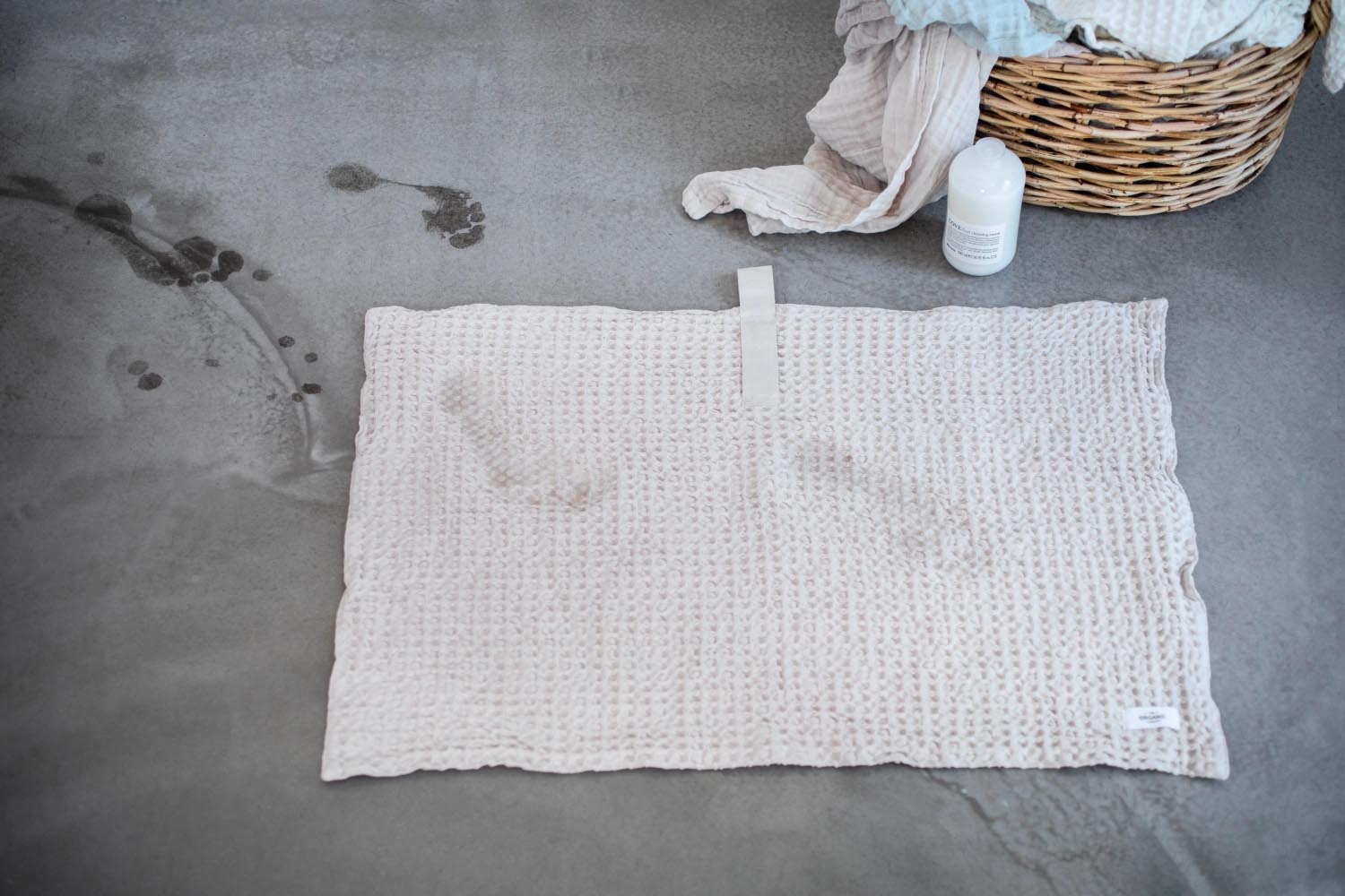 Luxuriöse Badematte aus Bio-Baumwolle, 80x55cm, in Stone-Farbe, mit Waffelstruktur, nachhaltig und stilvoll von The Organic Company.