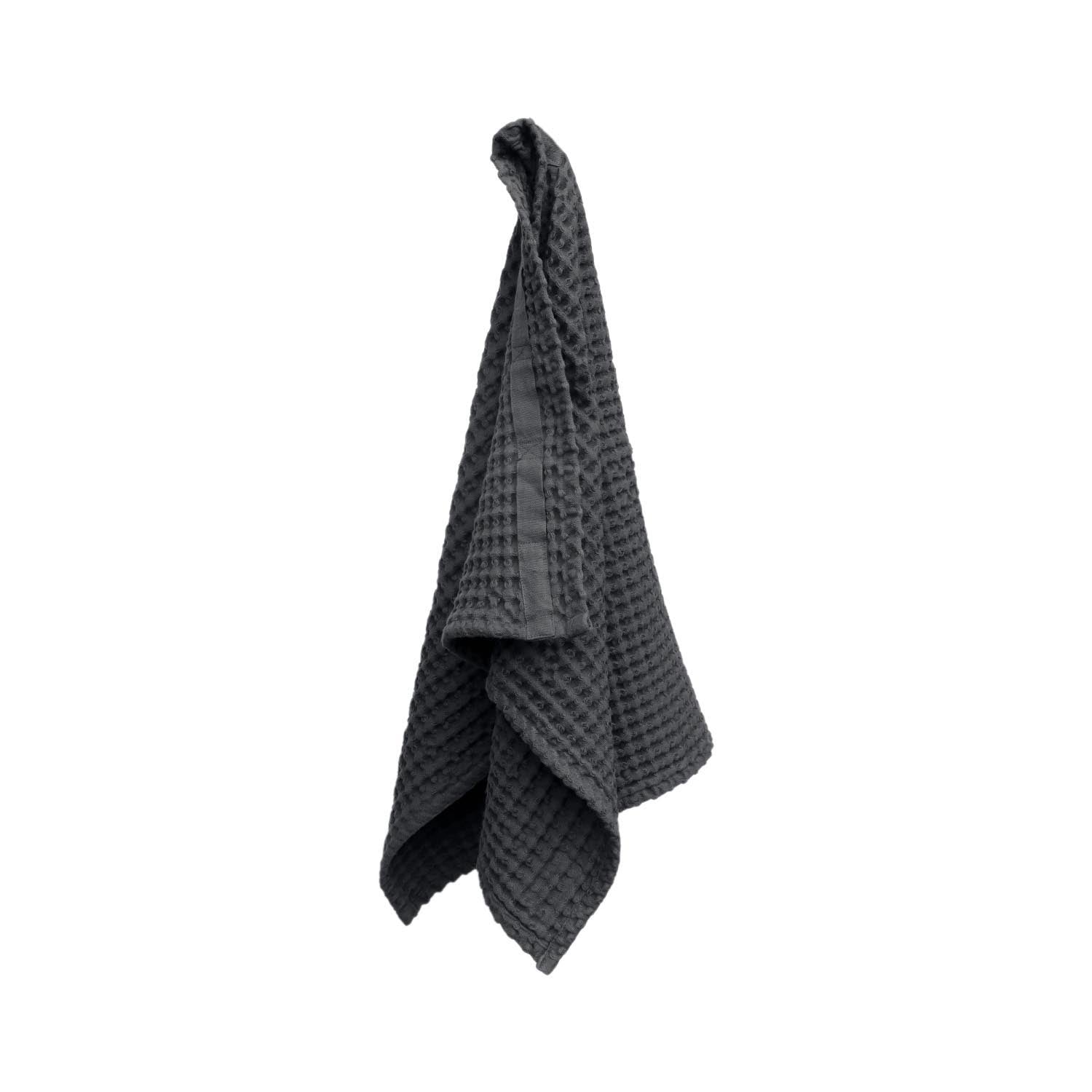 Big Waffle Handtuch 50x75cm dark grey Biobaumwolle in 0 präsentiert im Onlineshop von KAQTU Design AG. Handtuch ist von The Organic Company